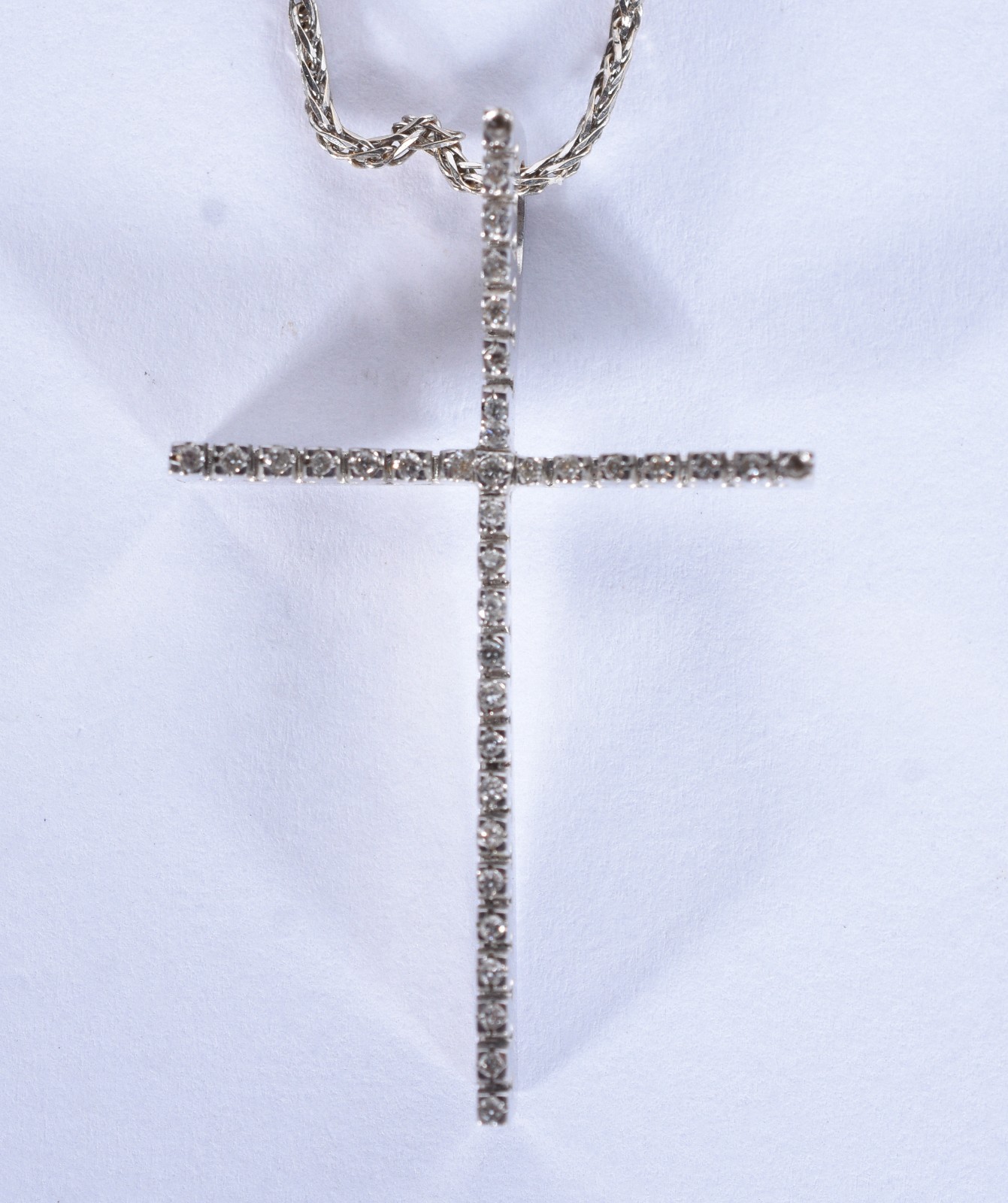 Colar de ouro branco com crucifixo com brilhantes (Por motivos de... - foto 1 de 8