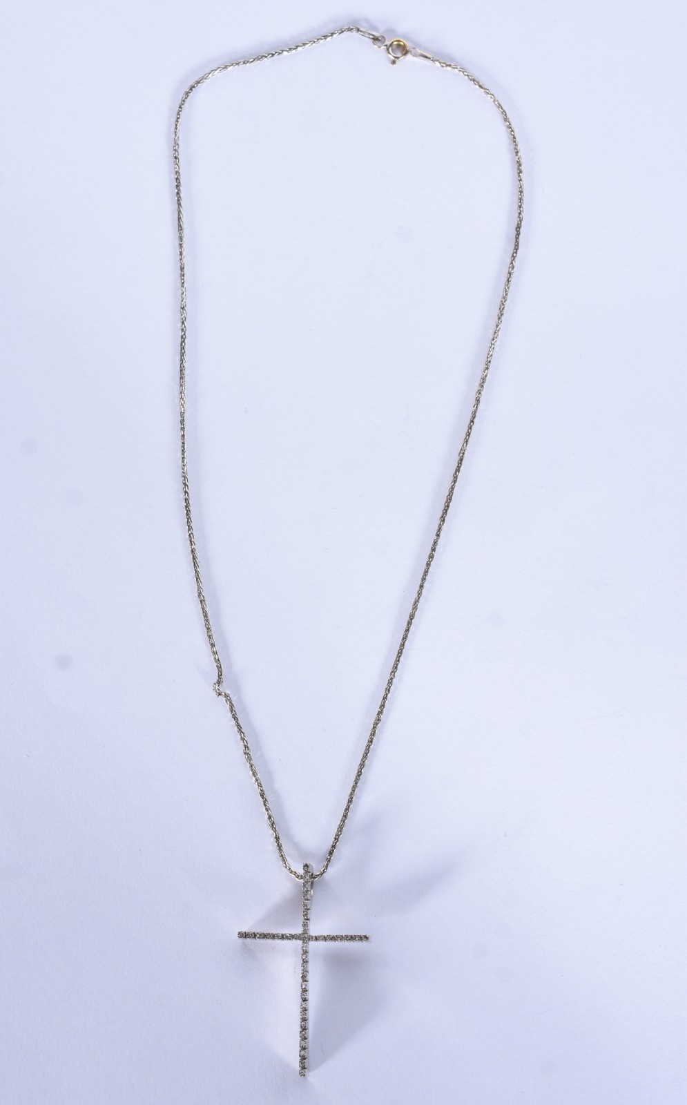 Colar de ouro branco com crucifixo com brilhantes (Por motivos de... - foto 2 de 8