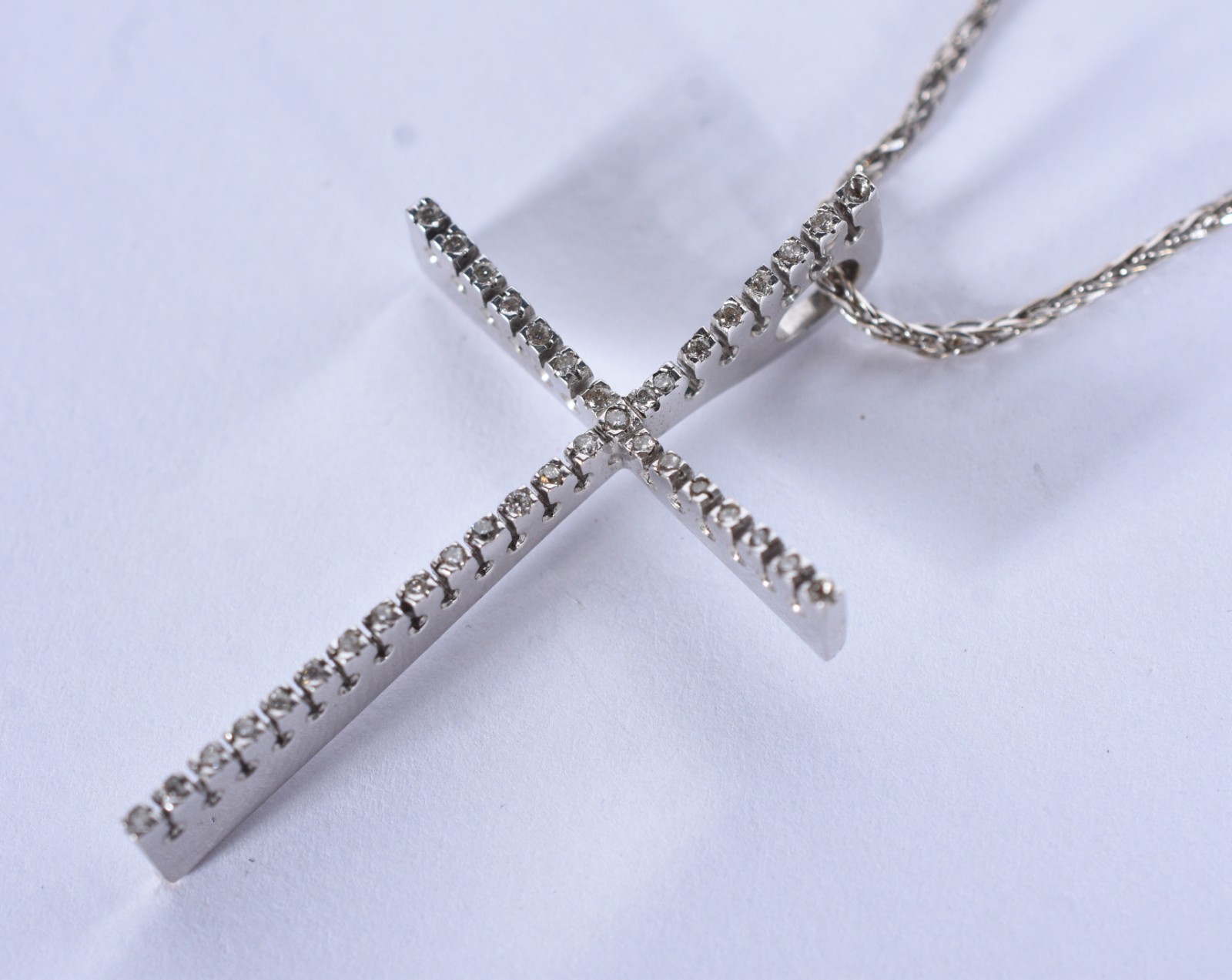 Colar de ouro branco com crucifixo com brilhantes (Por motivos de... - foto 3 de 8