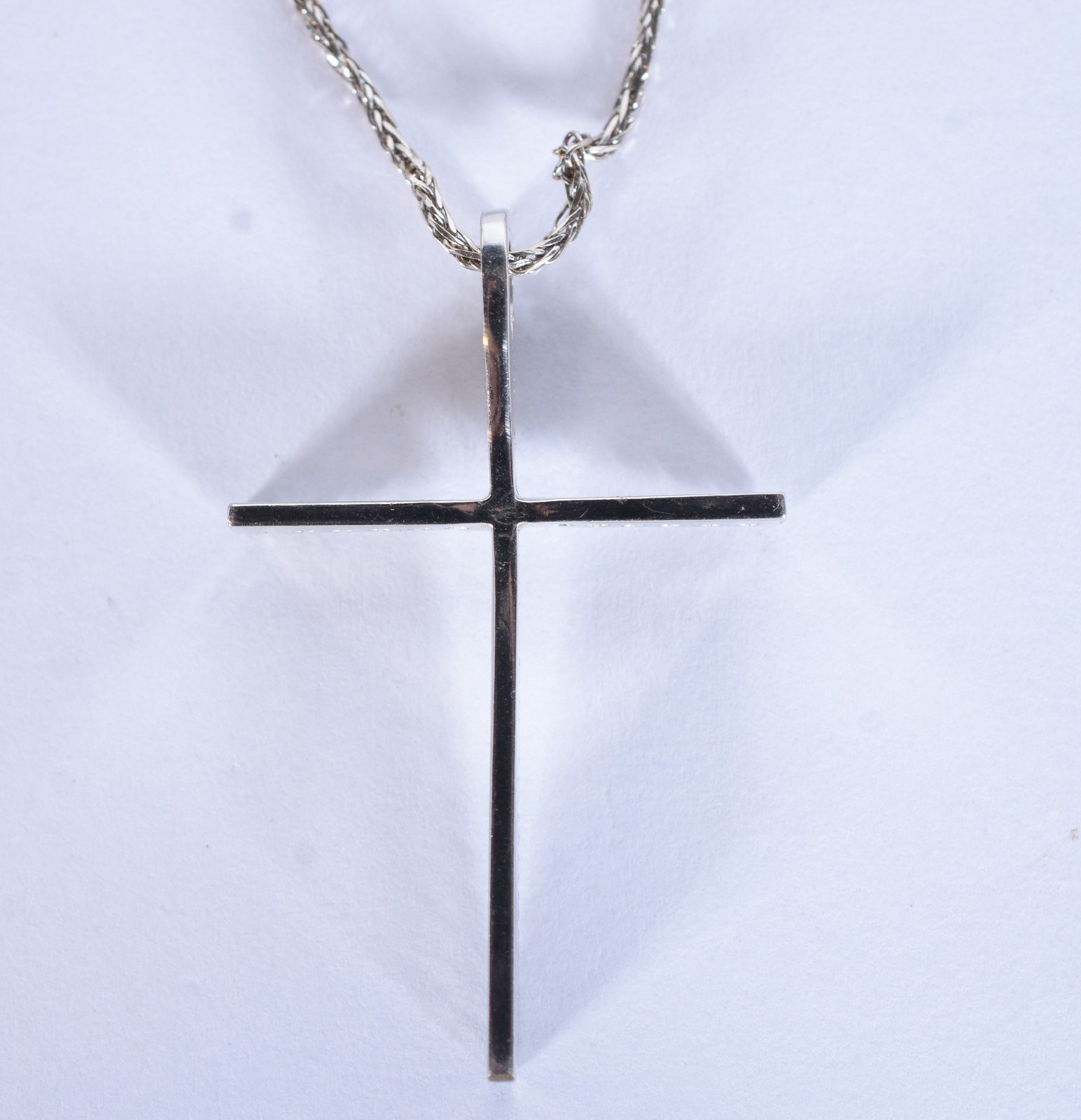 Colar de ouro branco com crucifixo com brilhantes (Por motivos de... - foto 4 de 8