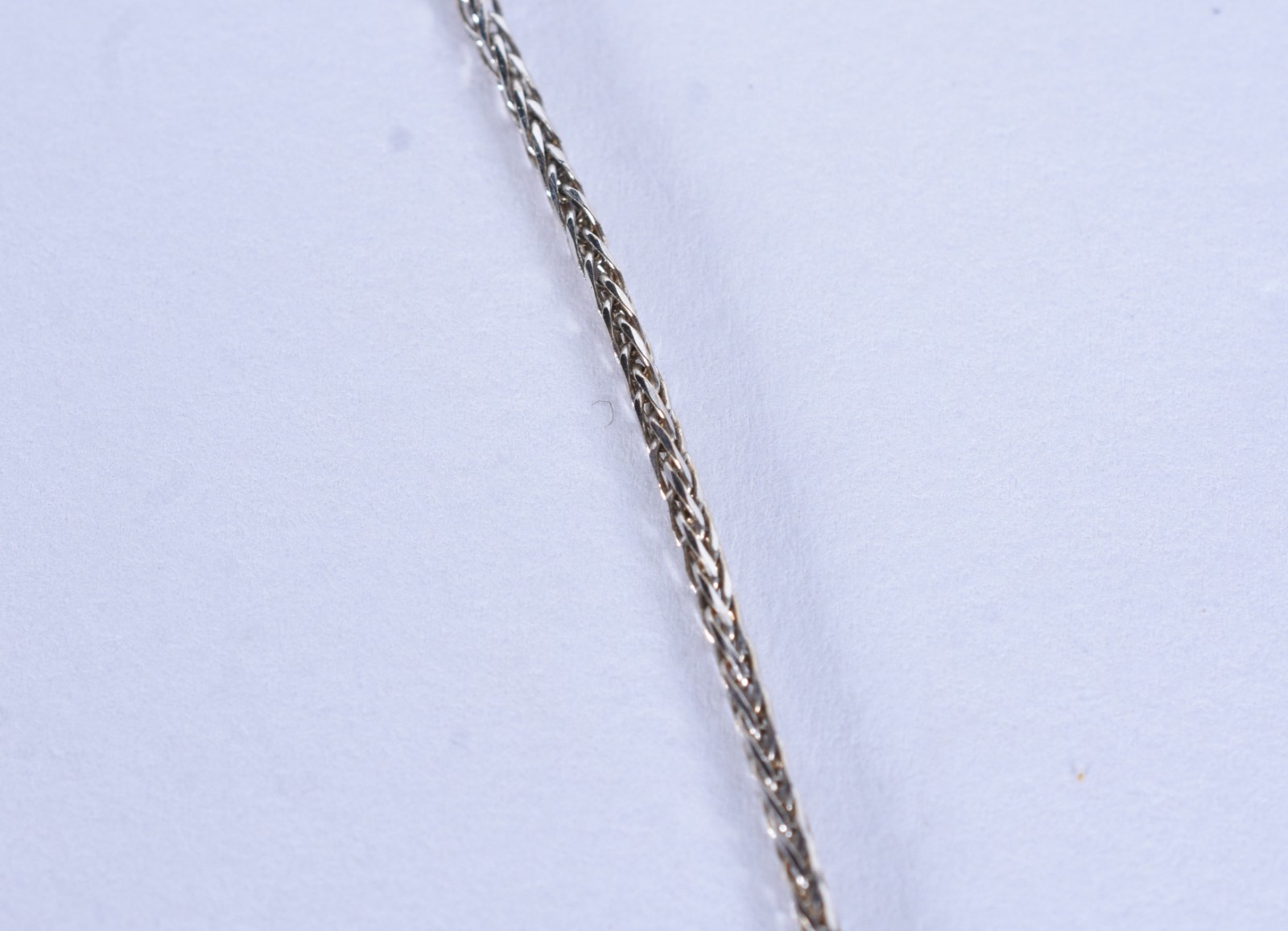 Colar de ouro branco com crucifixo com brilhantes (Por motivos de... - foto 5 de 8