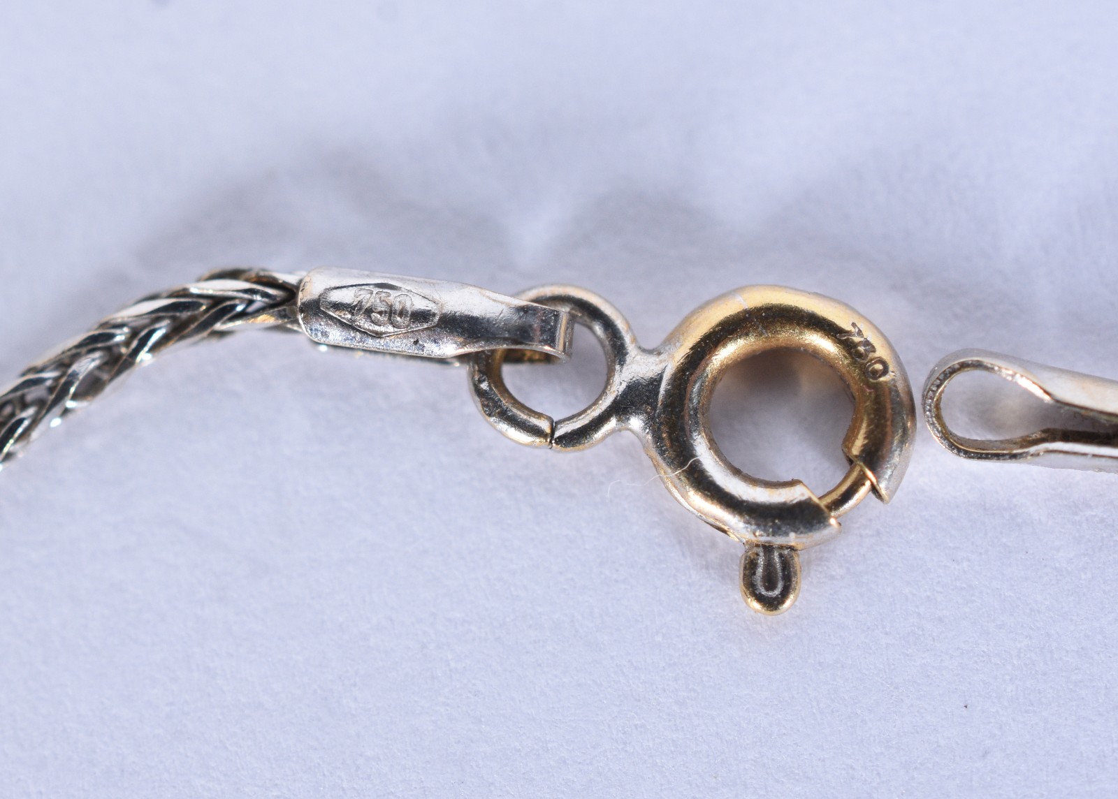 Colar de ouro branco com crucifixo com brilhantes (Por motivos de... - foto 6 de 8