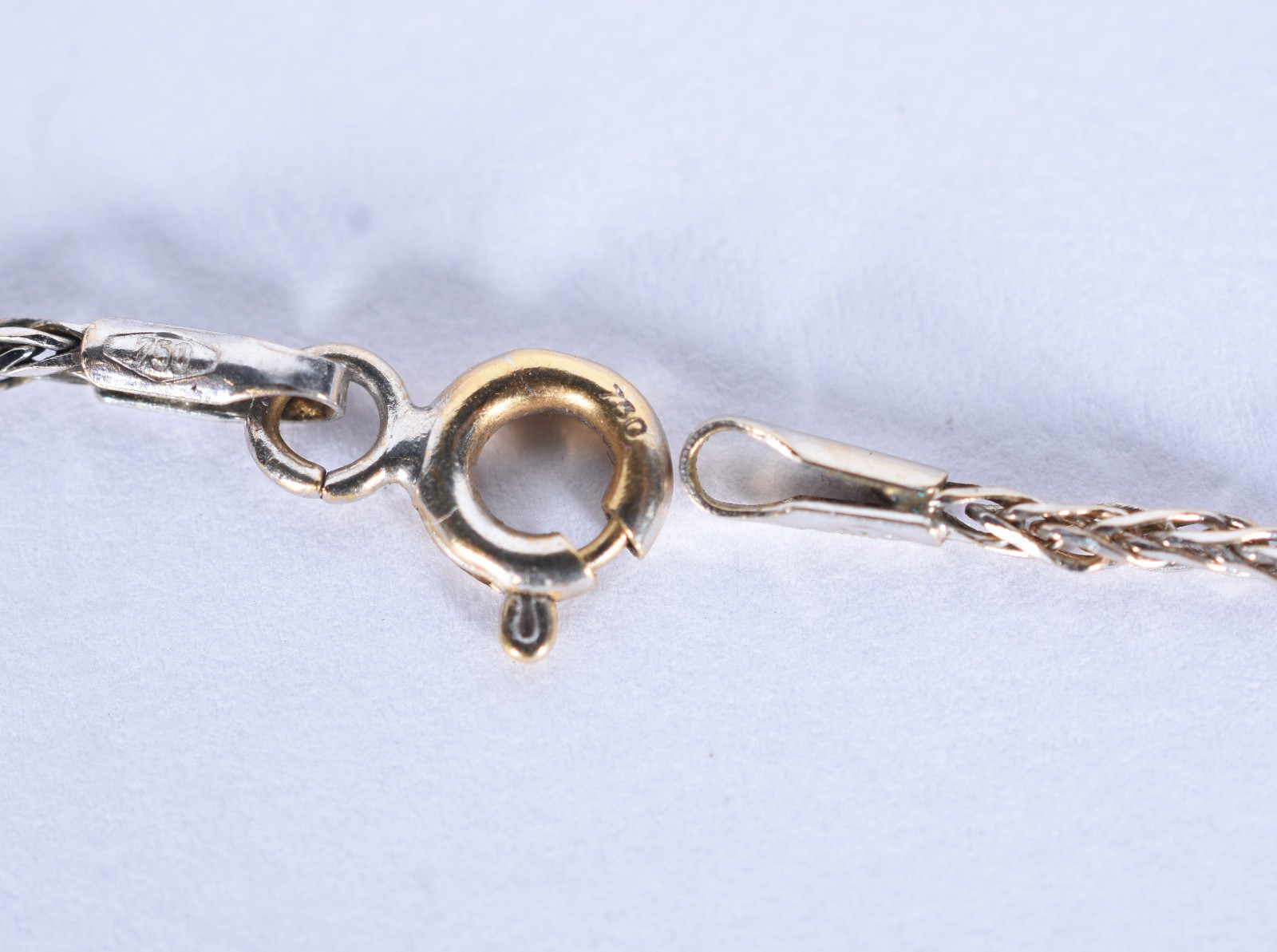 Colar de ouro branco com crucifixo com brilhantes (Por motivos de... - foto 7 de 8