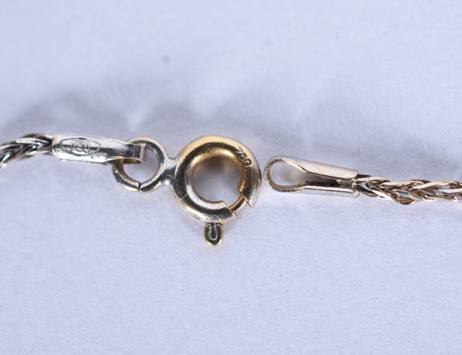 Colar de ouro branco com crucifixo com brilhantes (Por motivos de... - foto 8 de 8