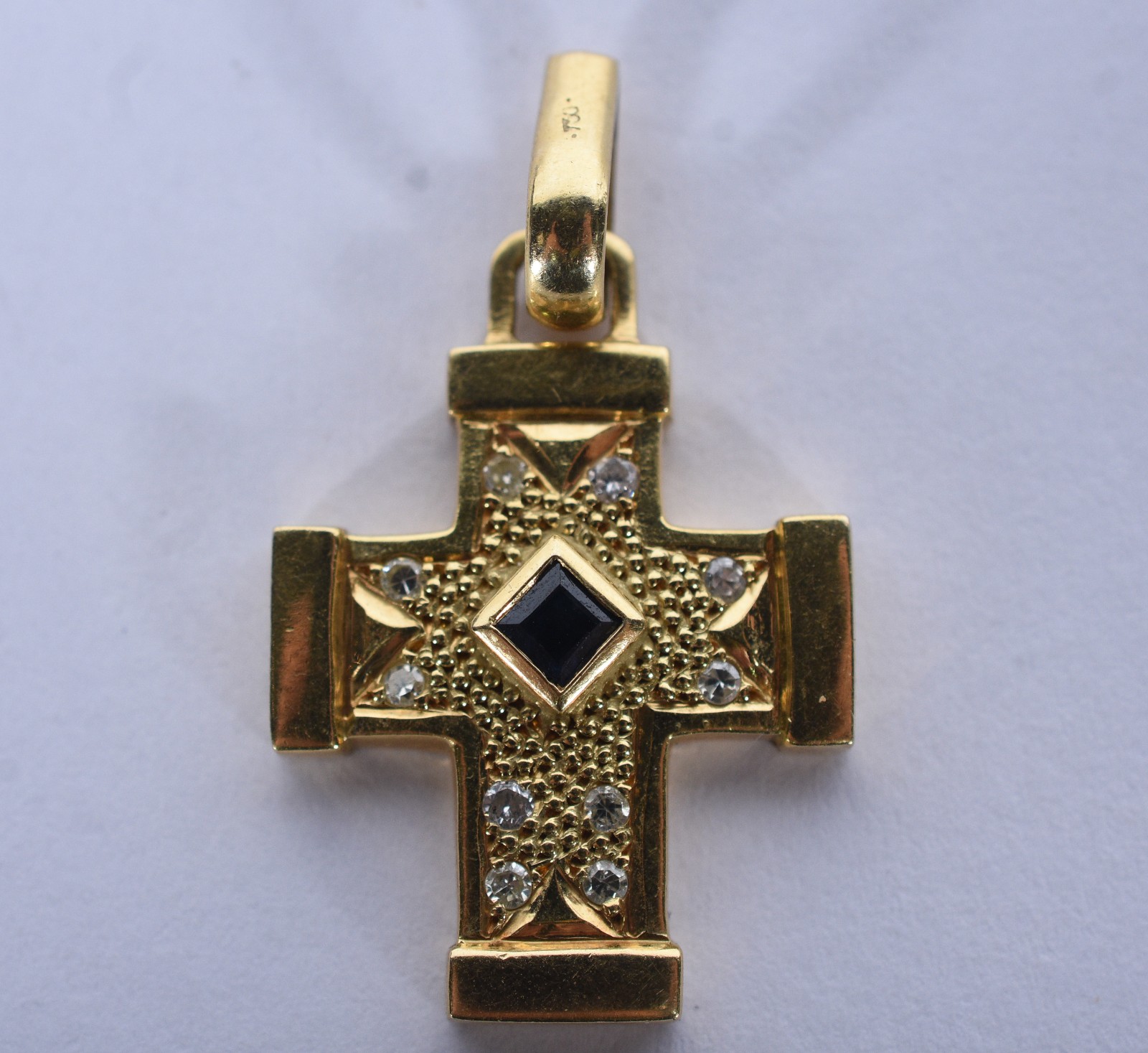 Crucifixo de ouro 18 k com safiras e brilhantes (Por motivos de... - foto 1 de 6