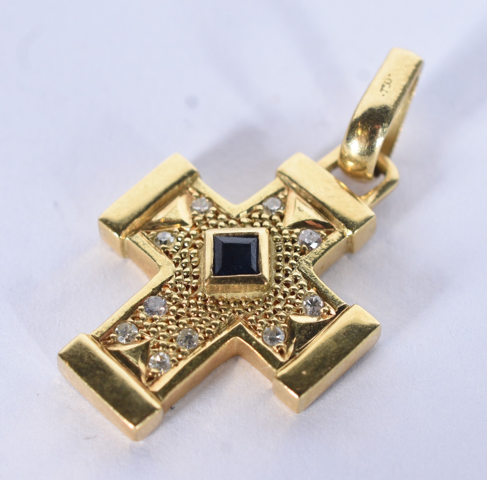 Crucifixo de ouro 18 k com safiras e brilhantes (Por motivos de... - foto 2 de 6