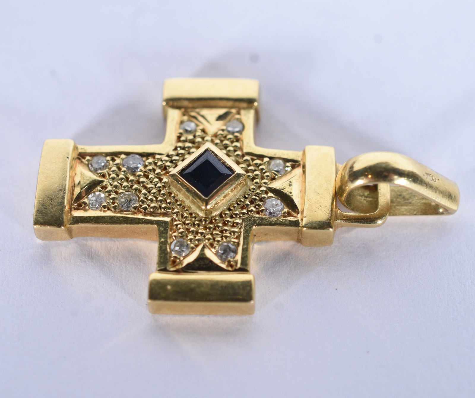 Crucifixo de ouro 18 k com safiras e brilhantes (Por motivos de... - foto 3 de 6