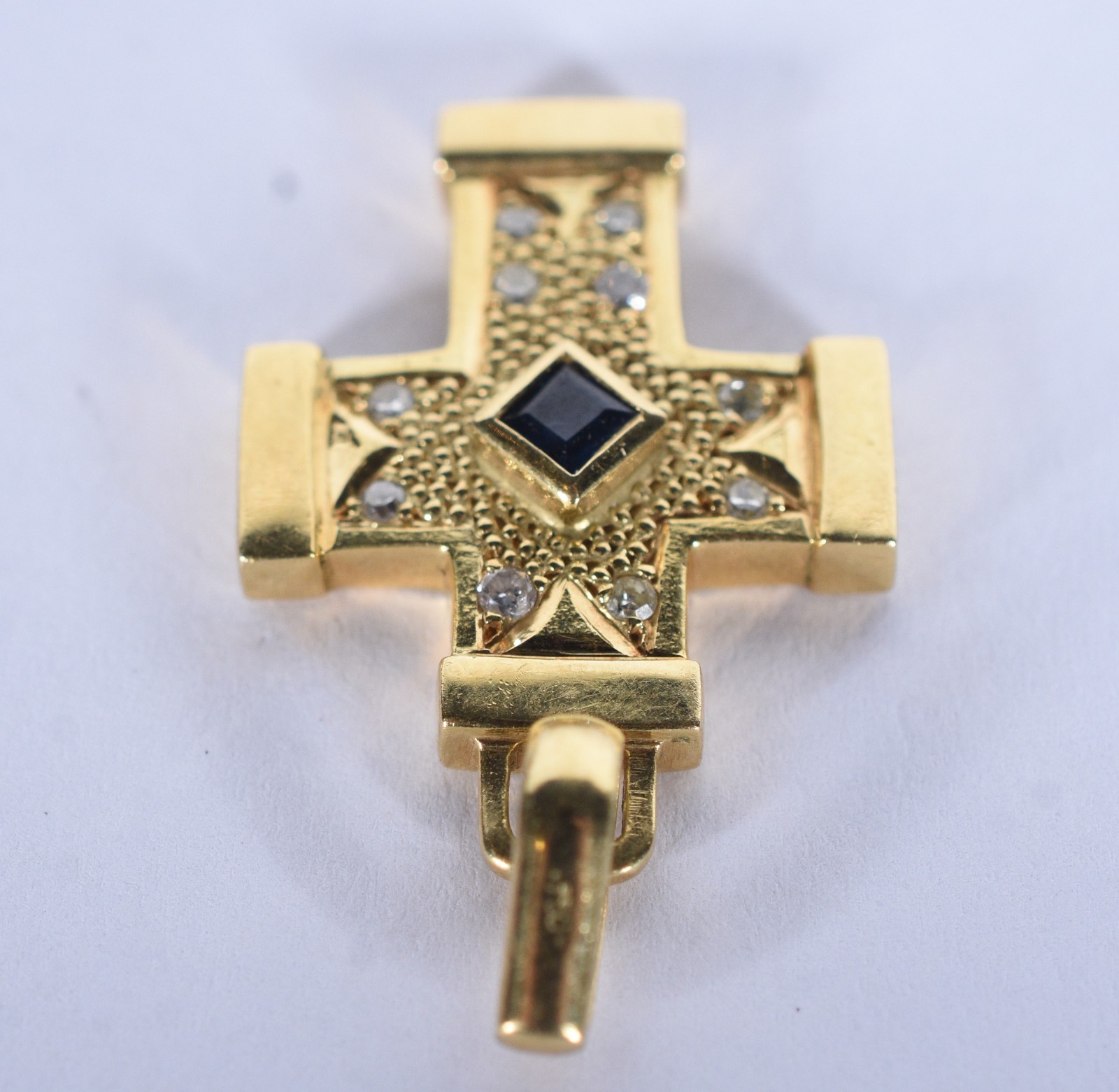 Crucifixo de ouro 18 k com safiras e brilhantes (Por motivos de... - foto 4 de 6
