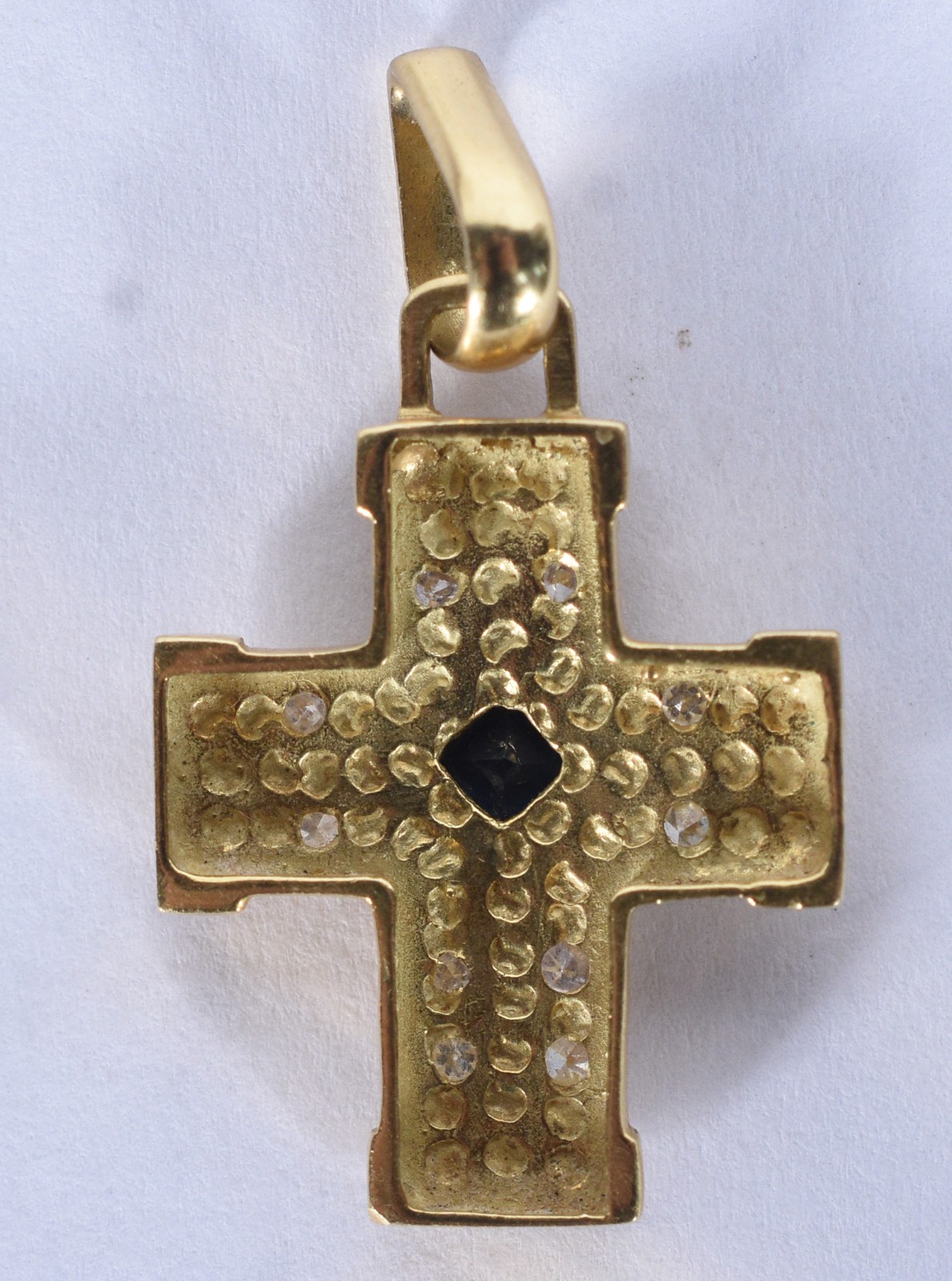 Crucifixo de ouro 18 k com safiras e brilhantes (Por motivos de... - foto 5 de 6