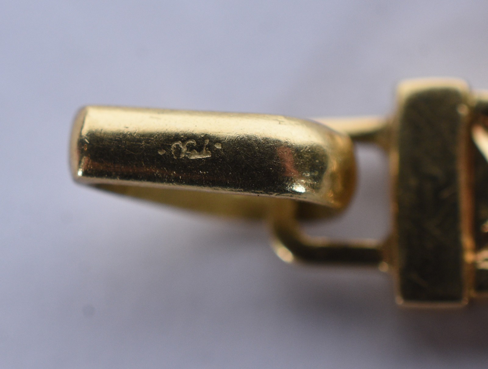 Crucifixo de ouro 18 k com safiras e brilhantes (Por motivos de... - foto 6 de 6