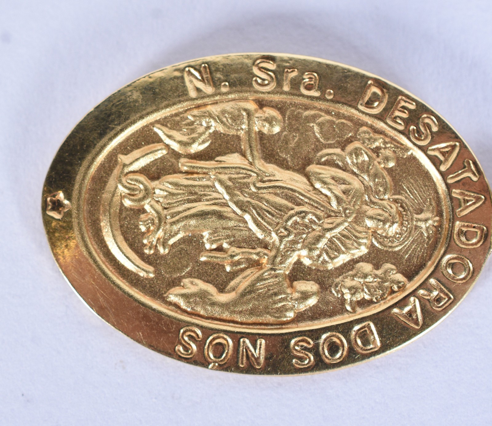 Pendente de Nossa Senhora ouro 18 k (Por motivos de segurança a peça... - foto 4 de 6