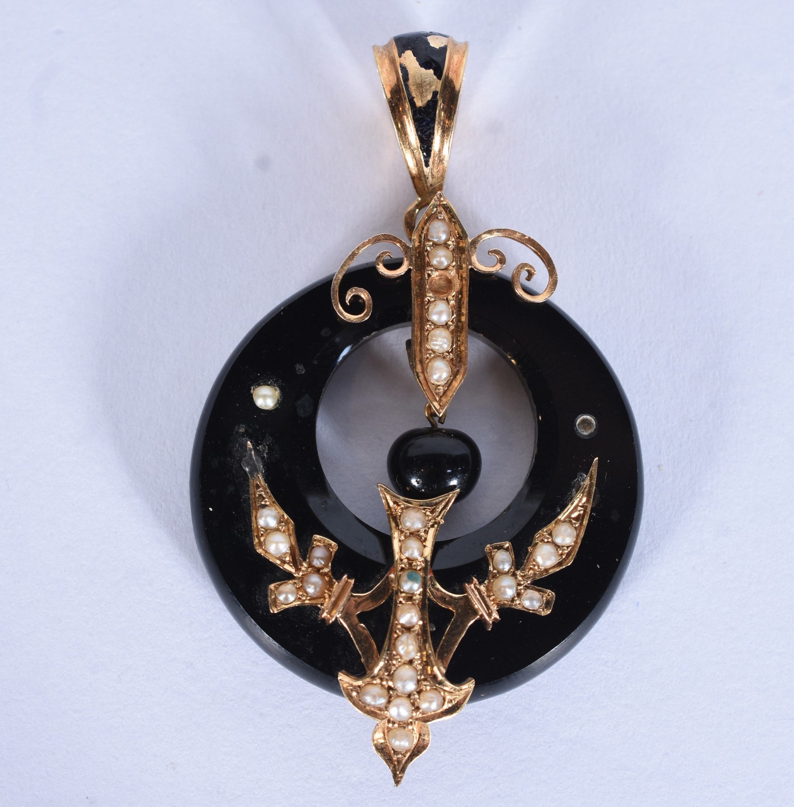 Pendente vitoriano com detalhes em ouro 18 k (Por motivos de... - foto 1 de 4