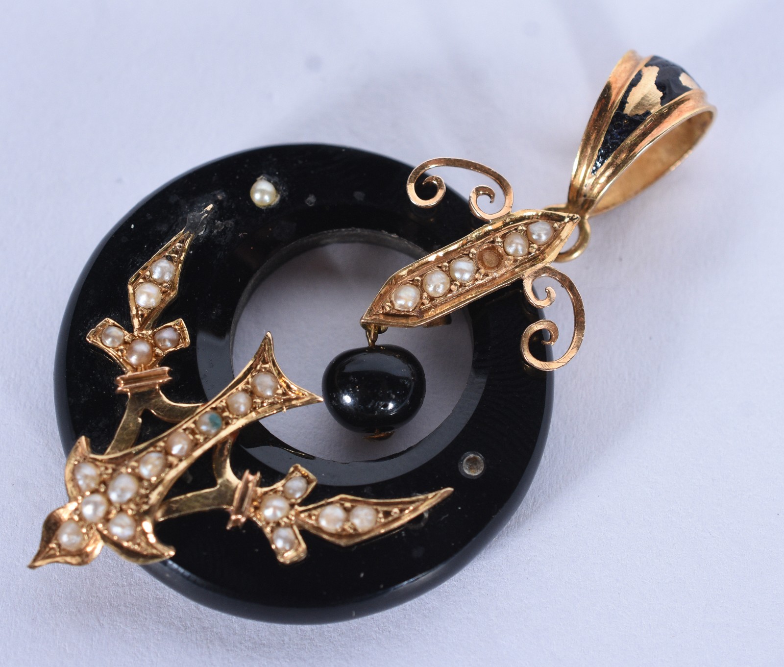 Pendente vitoriano com detalhes em ouro 18 k (Por motivos de... - foto 2 de 4