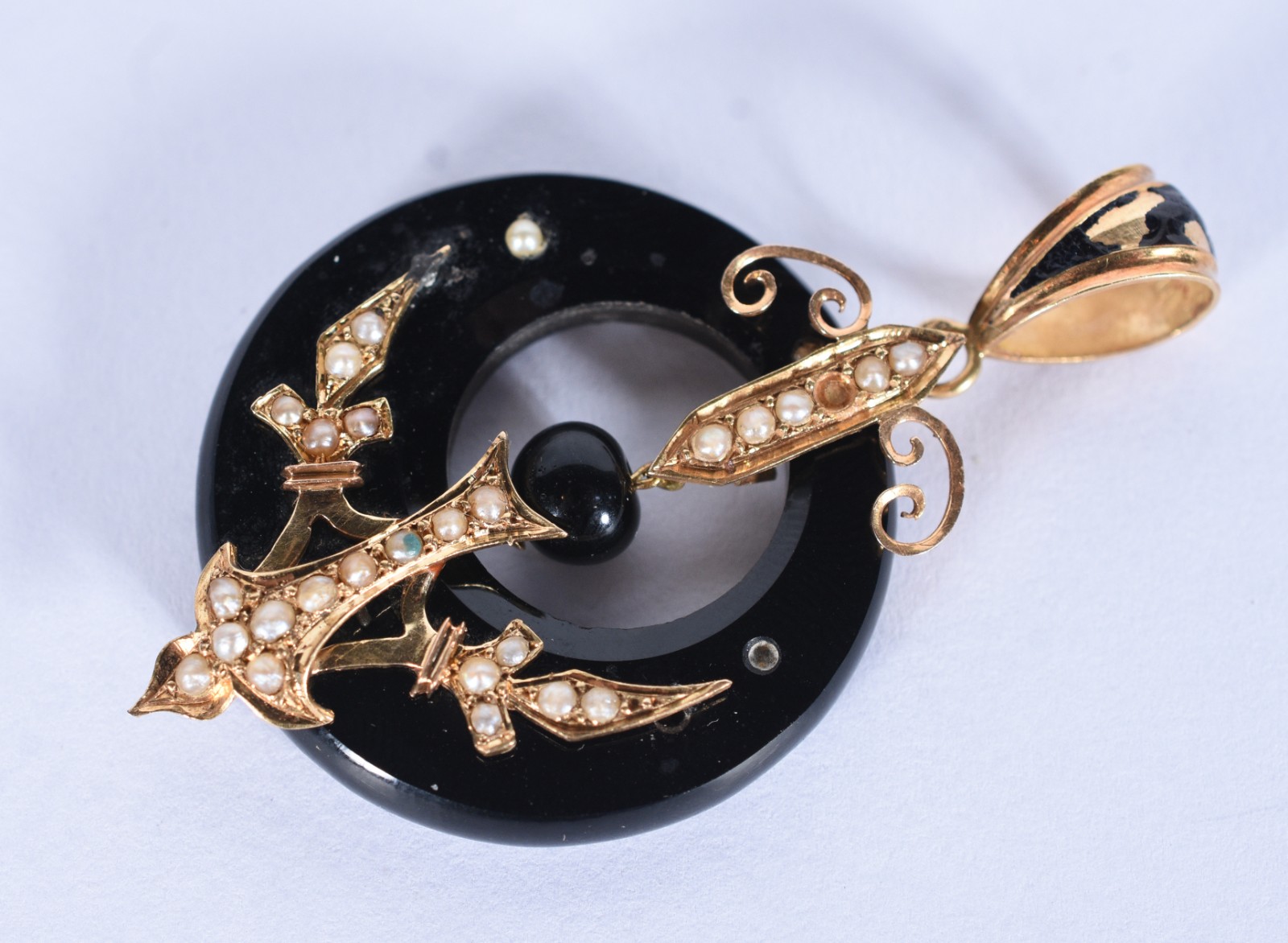 Pendente vitoriano com detalhes em ouro 18 k (Por motivos de... - foto 3 de 4