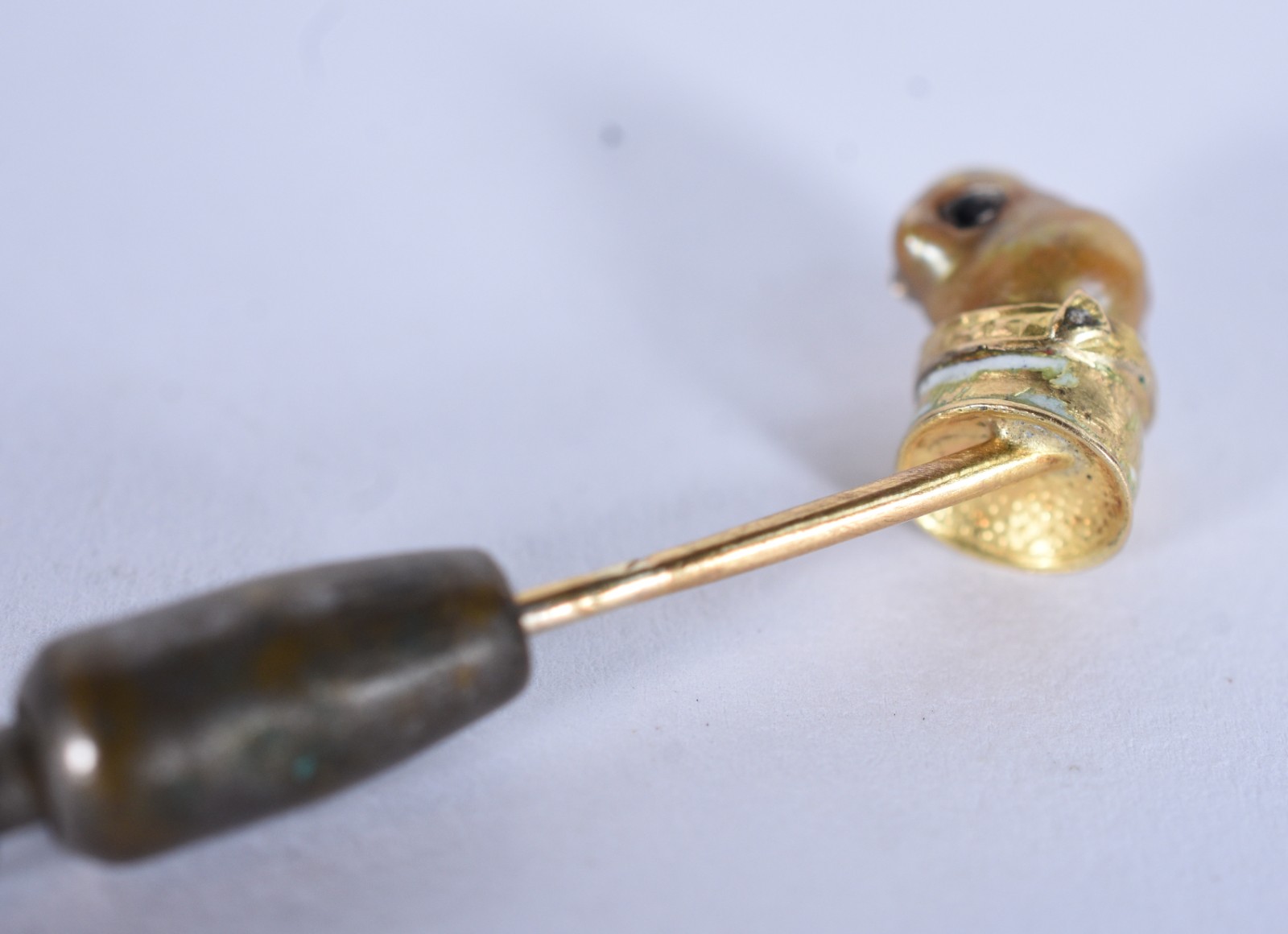 Alfinete de ouro 18 k com cachorro (Por motivos de segurança a peça... - foto 1 de 7