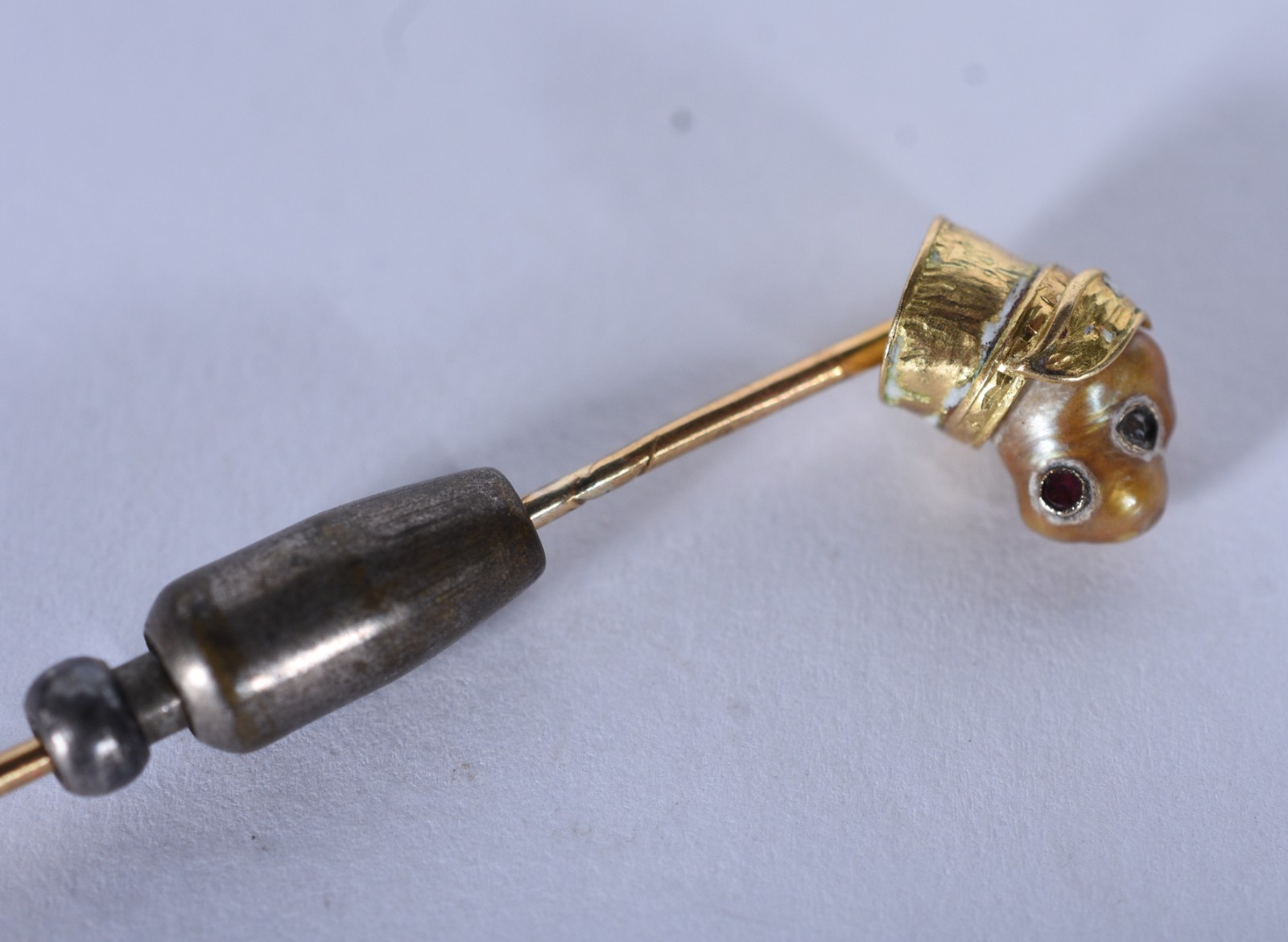 Alfinete de ouro 18 k com cachorro (Por motivos de segurança a peça... - foto 3 de 7