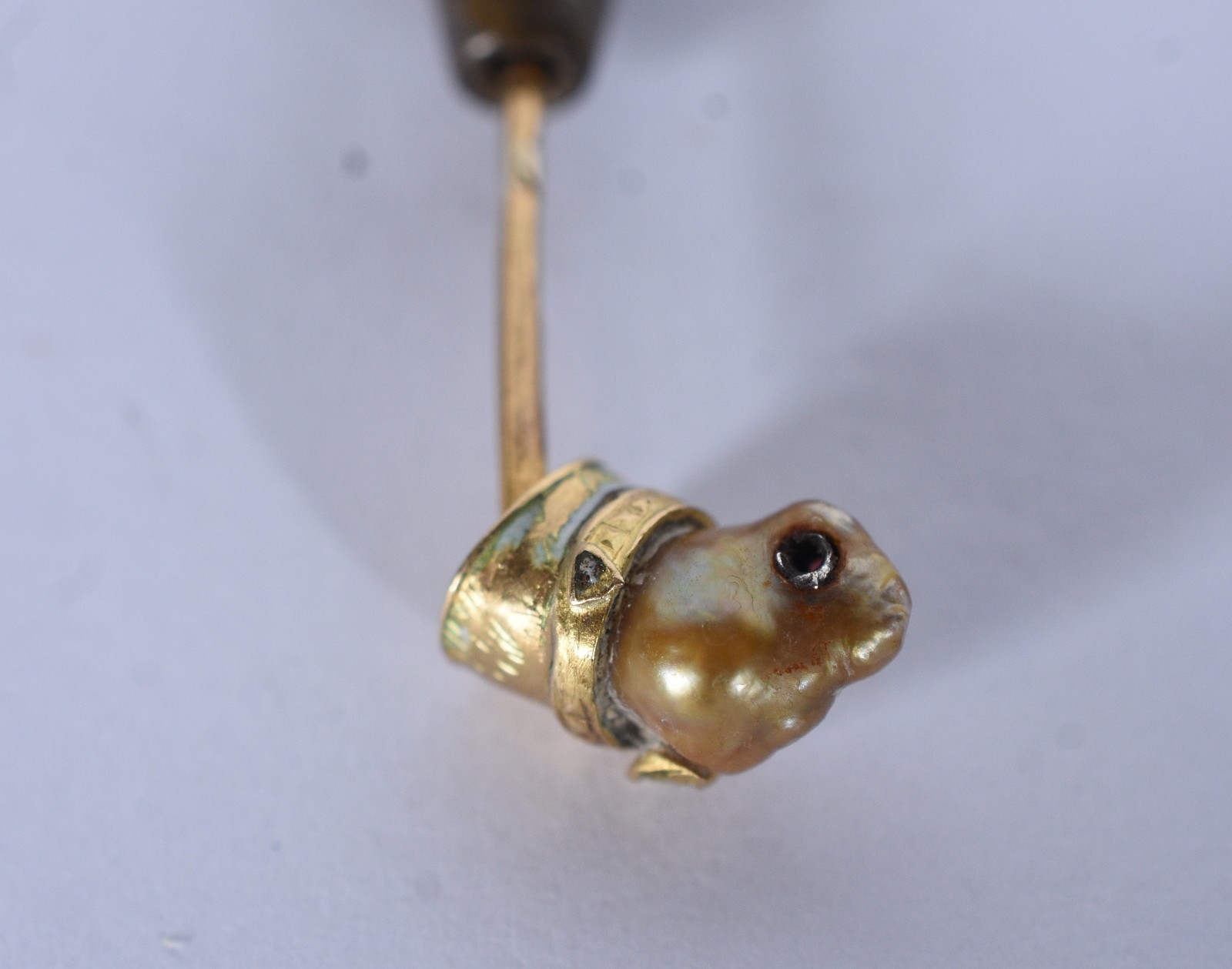 Alfinete de ouro 18 k com cachorro (Por motivos de segurança a peça... - foto 5 de 7