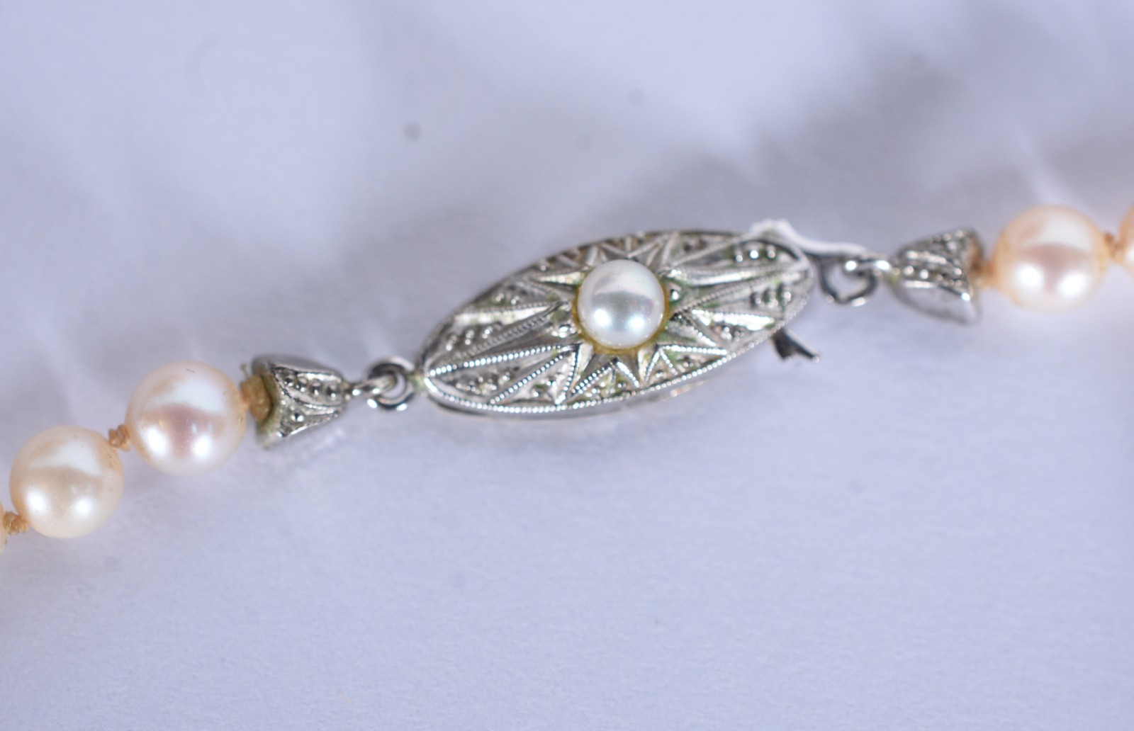 Colar de perolas com fecho de ouro branco (Por motivos de segurança a... - foto 1 de 5