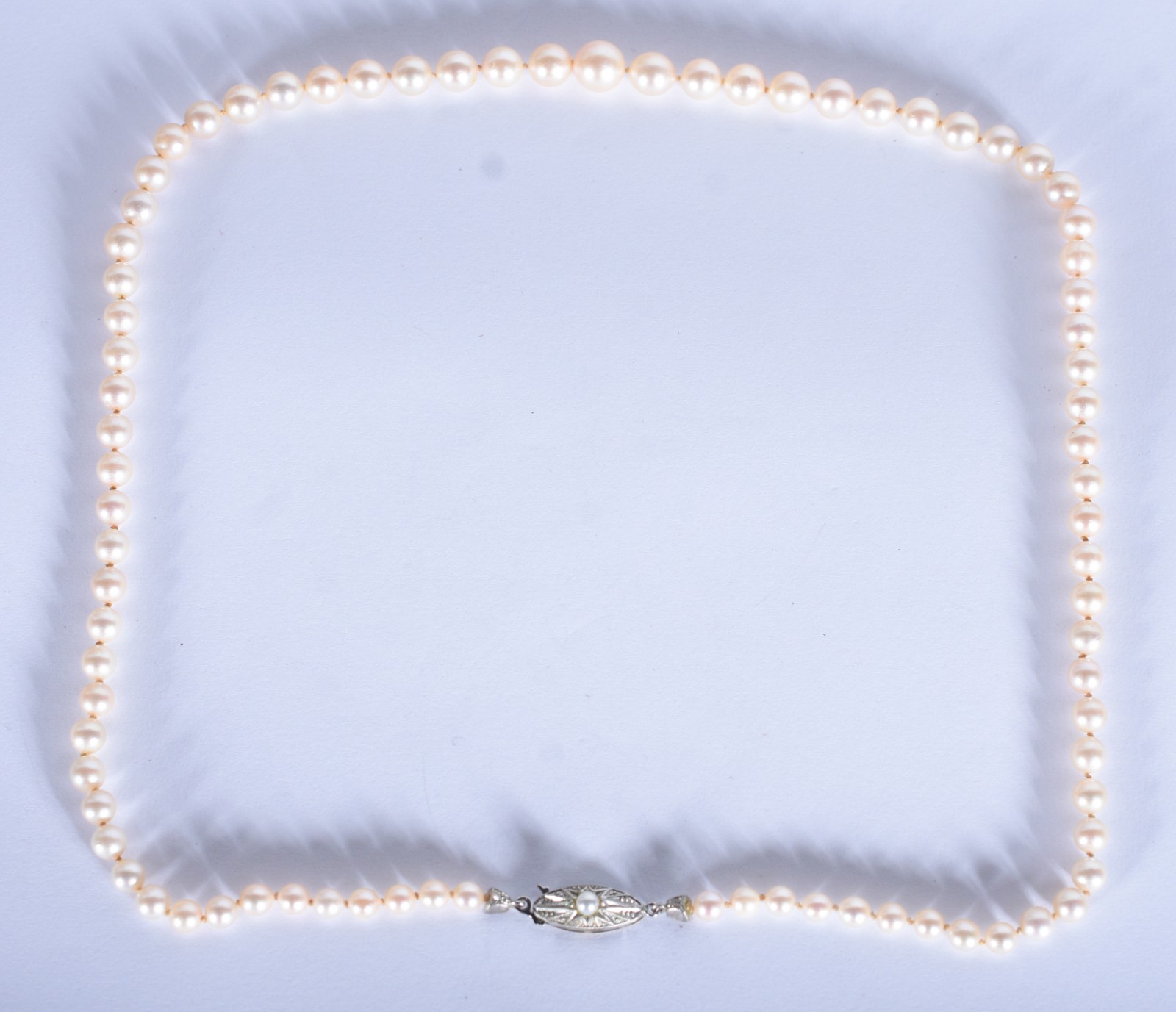 Colar de perolas com fecho de ouro branco (Por motivos de segurança a... - foto 2 de 5