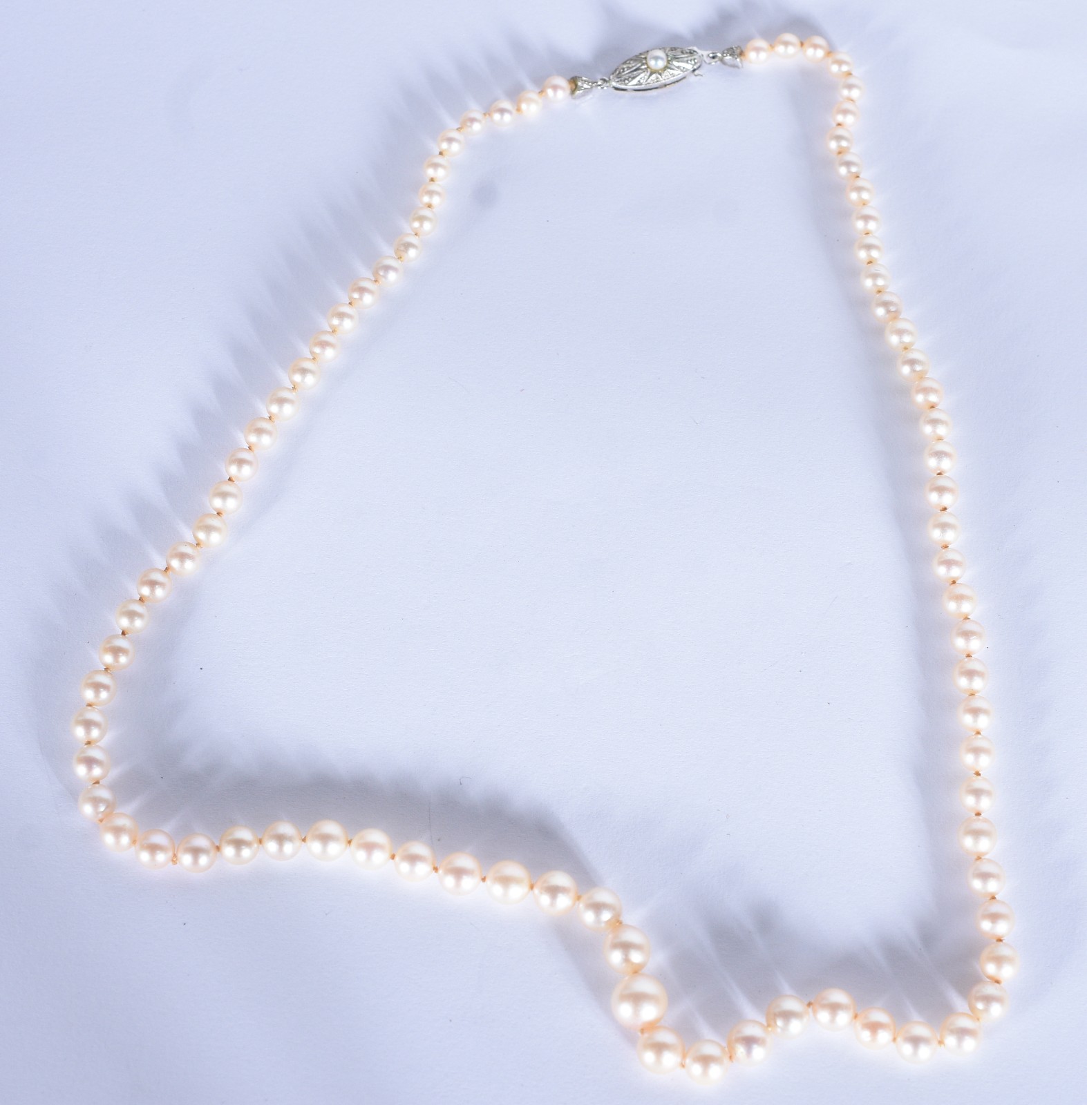 Colar de perolas com fecho de ouro branco (Por motivos de segurança a... - foto 3 de 5
