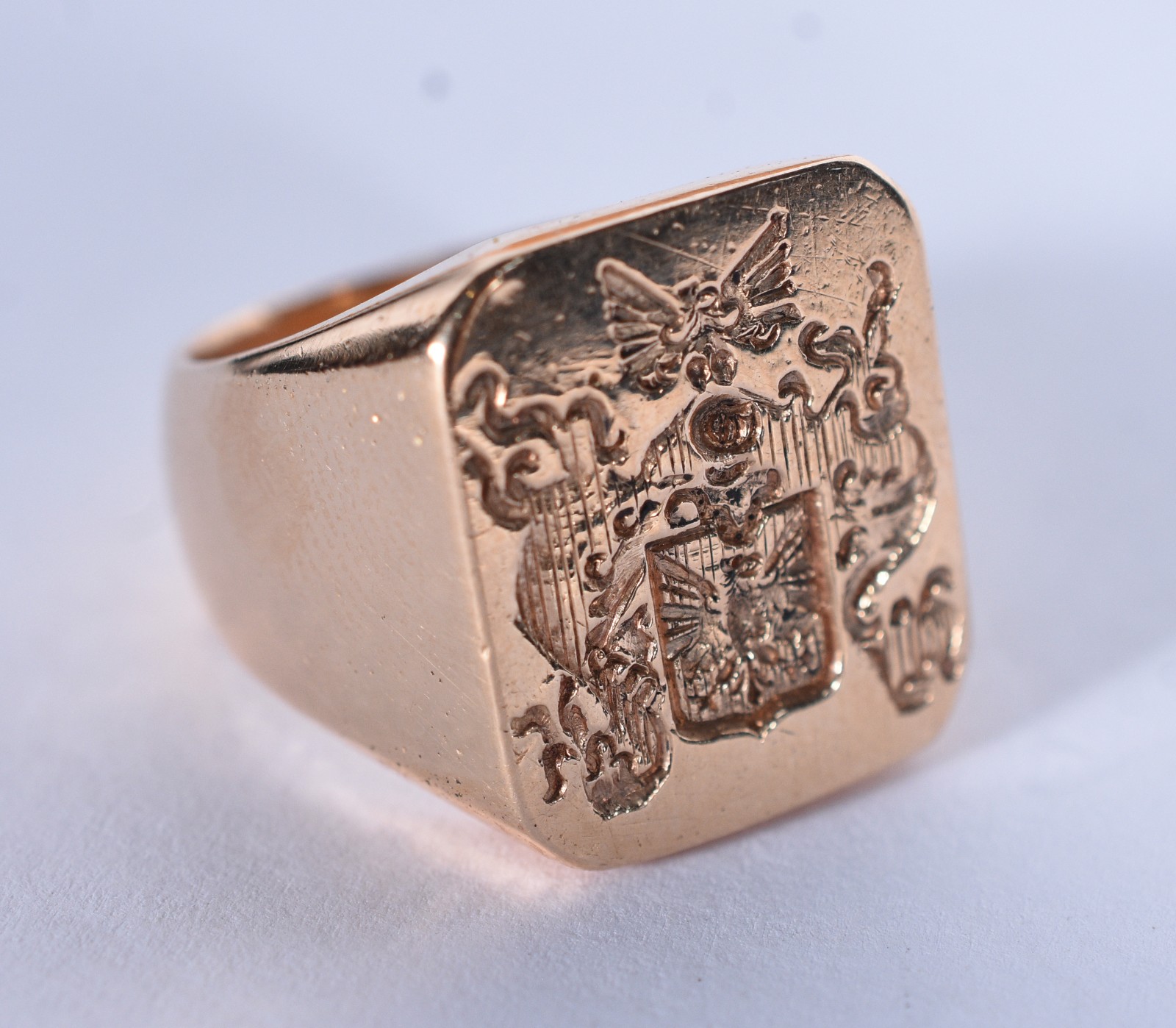 Anel de ouro 18 k com brasão, aro 17 (Por motivos de segurança a peça... - foto 2 de 5