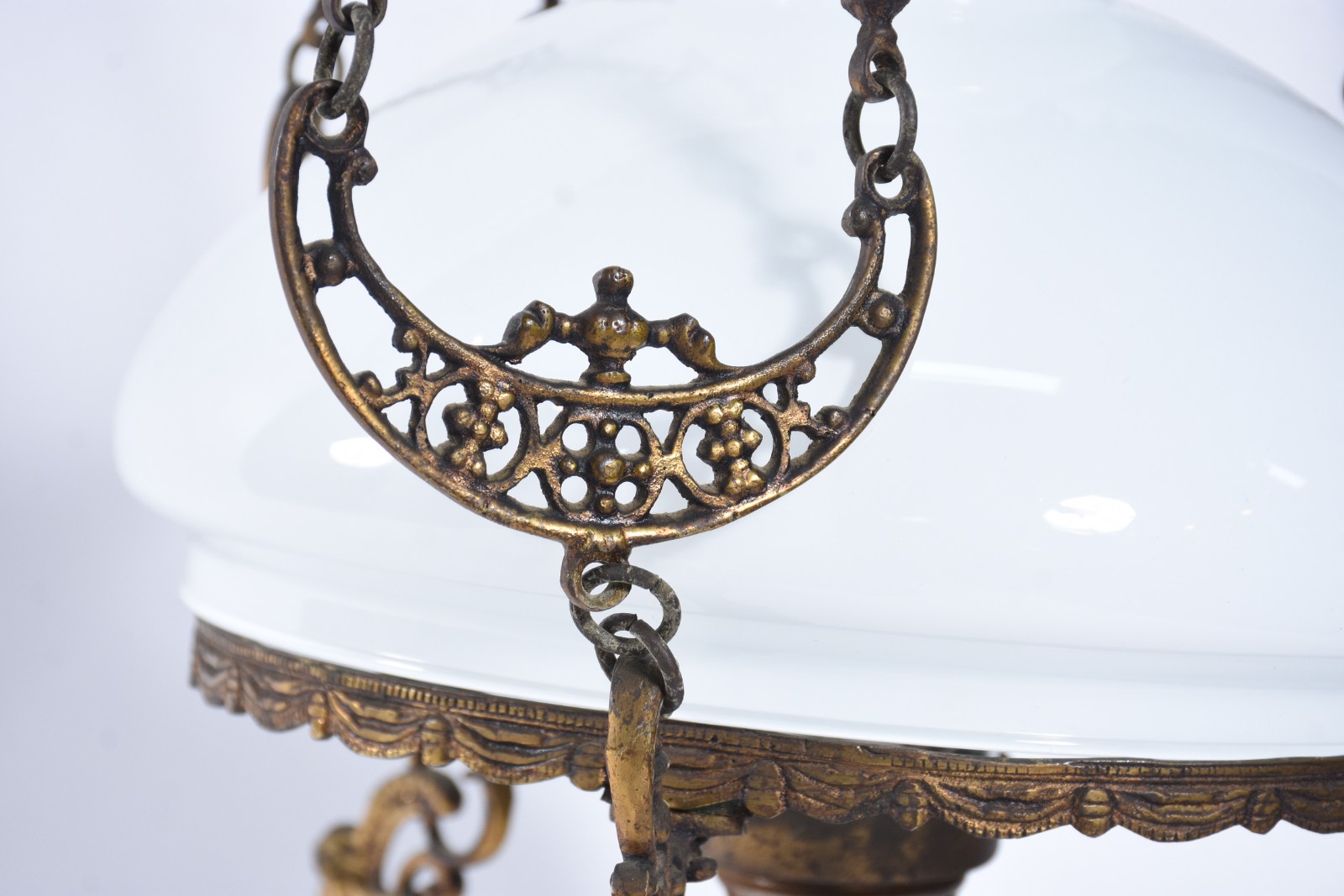 Lanterna de teto de metal dourado, cúpula opalinada. - foto 4 de 5