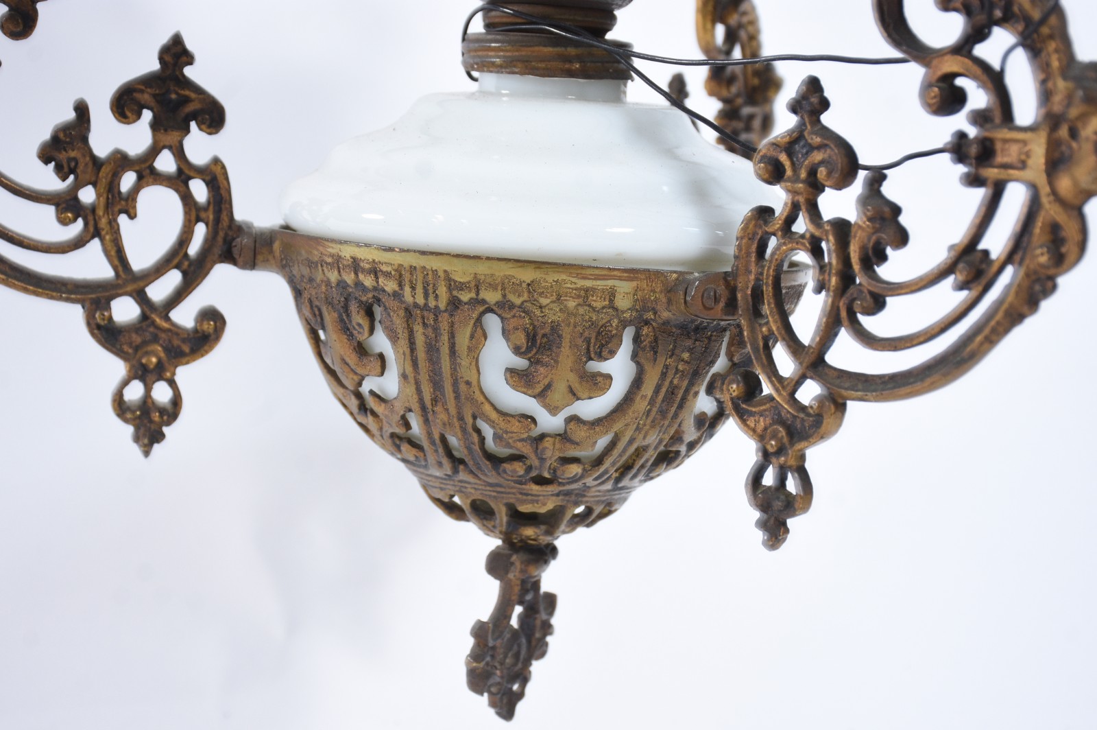 Lanterna de teto de metal dourado, cúpula opalinada. - foto 5 de 5