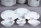 Aparelho de jantar de porcelana Schmidt compost... - Aparelho de jantar de porcelana Schmidt composto de: 11 pratos rasos, 12 pratos fundos, 12 pratos de  bowl, 2 travessas redondas fundas, sopeira...
