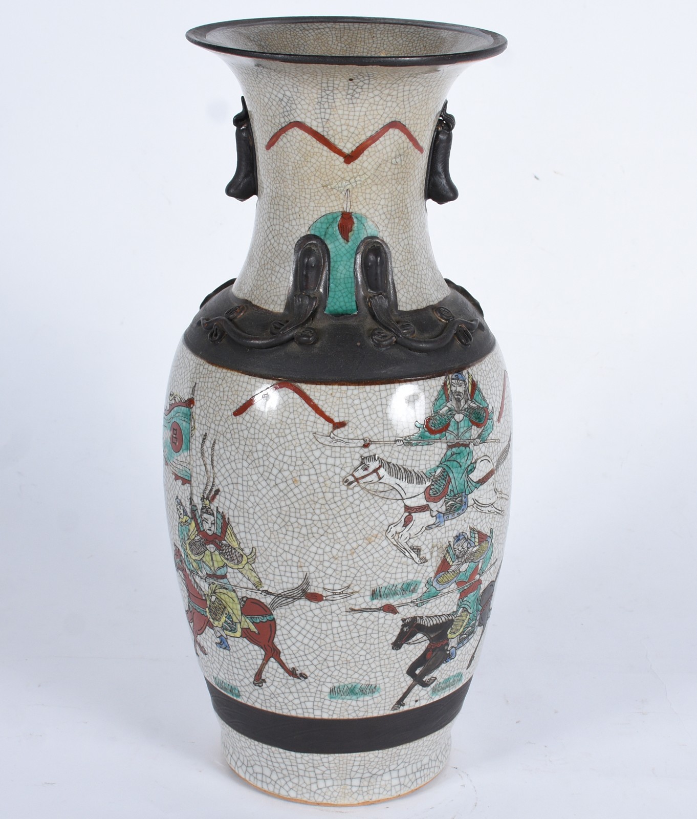 Vaso de porcelana oriental craquelê com figuras de guerreiros em... - foto 1 de 9