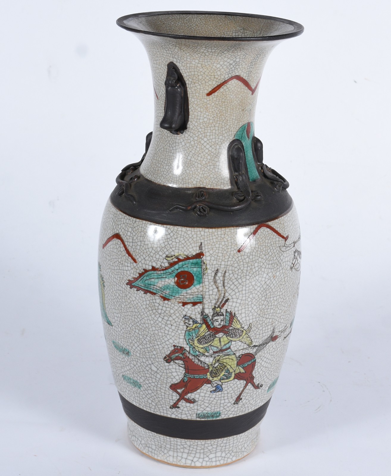 Vaso de porcelana oriental craquelê com figuras de guerreiros em... - foto 2 de 9