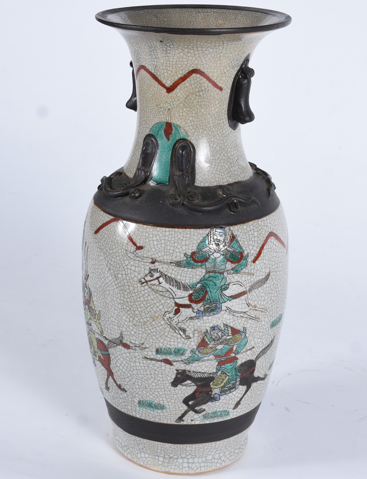 Vaso de porcelana oriental craquelê com figuras de guerreiros em... - foto 3 de 9