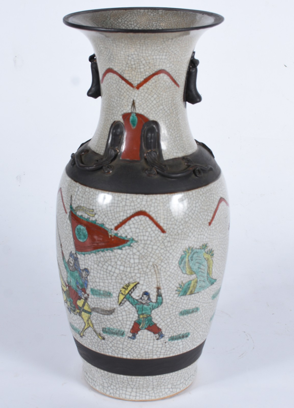 Vaso de porcelana oriental craquelê com figuras de guerreiros em... - foto 4 de 9