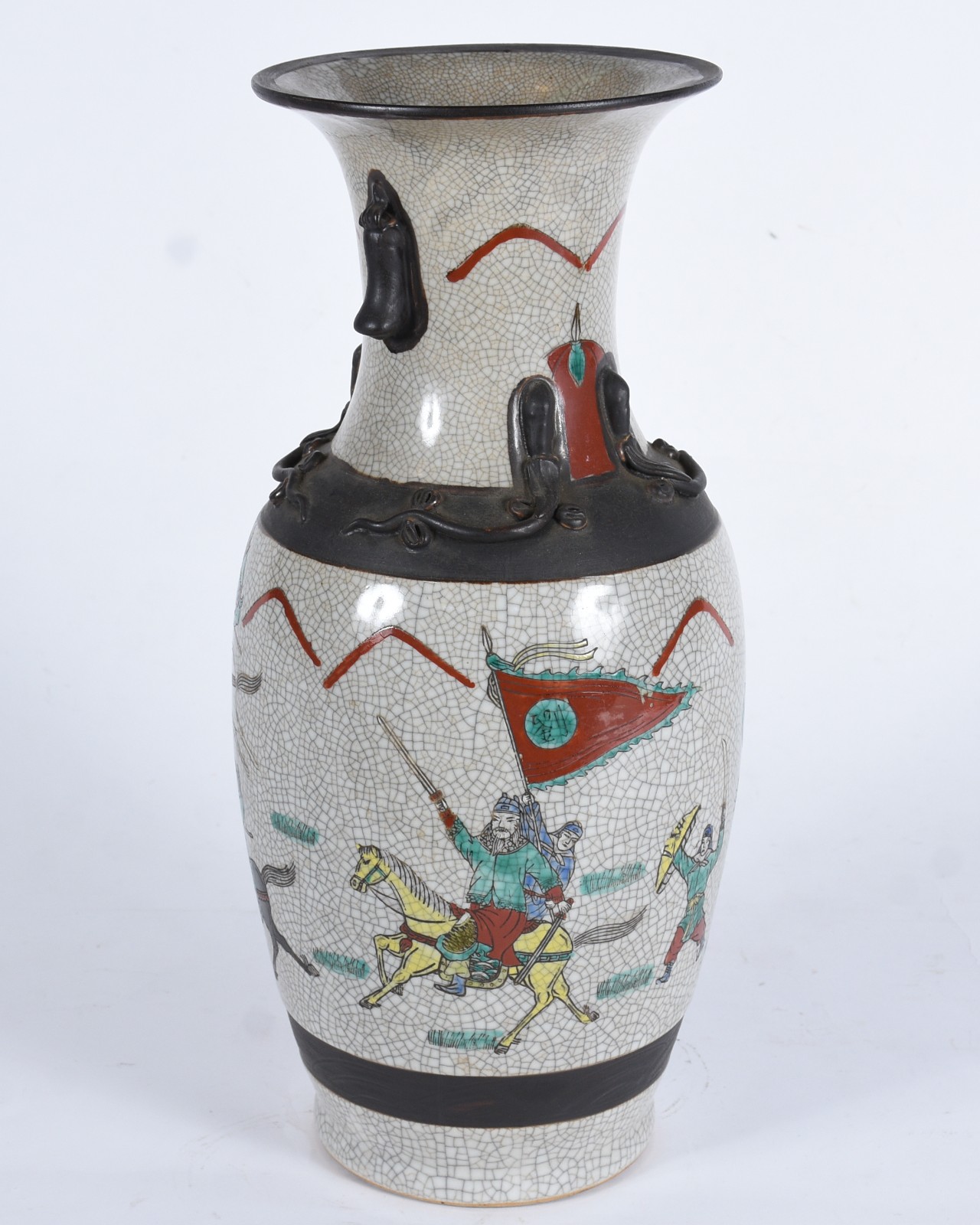 Vaso de porcelana oriental craquelê com figuras de guerreiros em... - foto 5 de 9