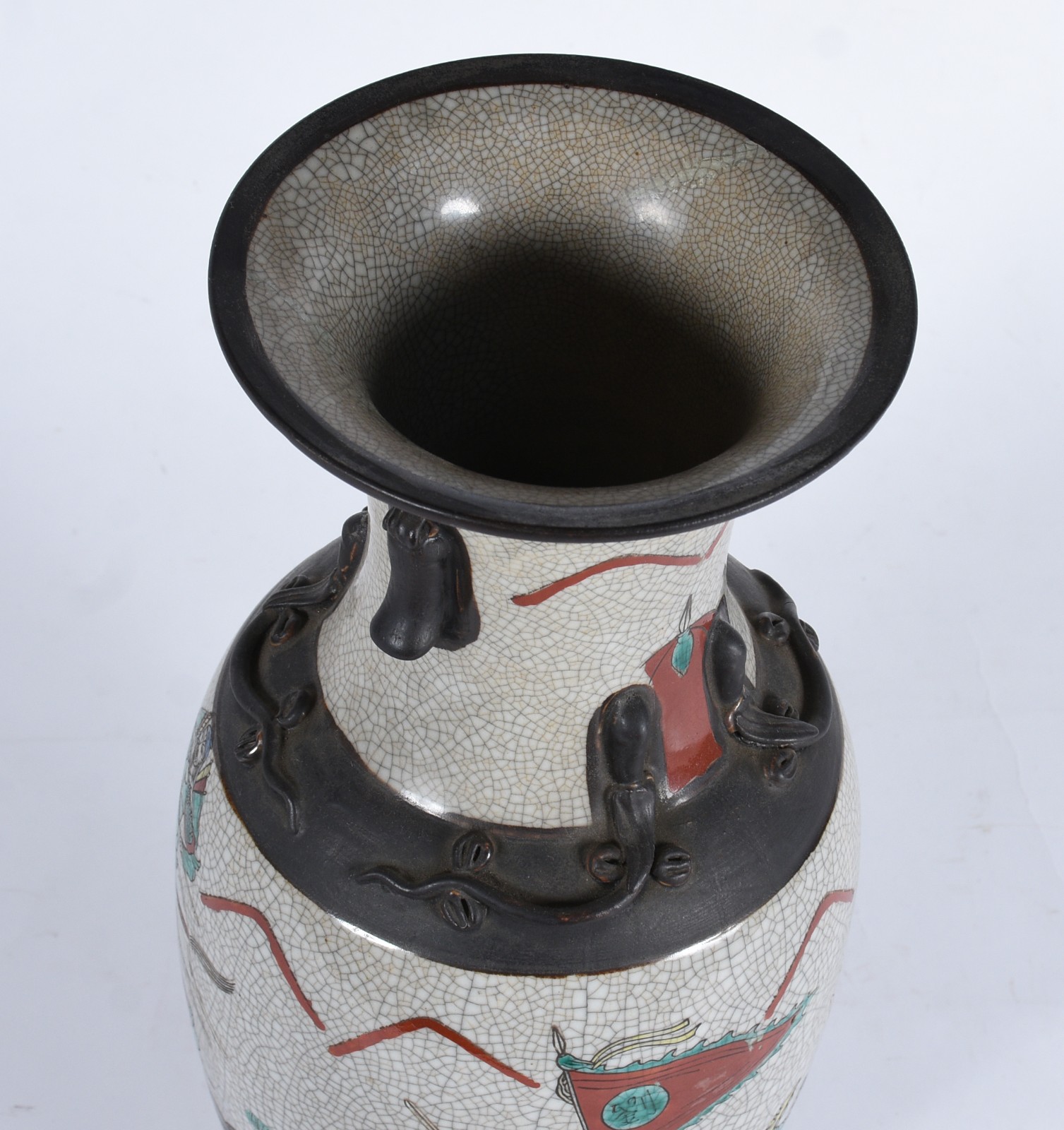 Vaso de porcelana oriental craquelê com figuras de guerreiros em... - foto 6 de 9