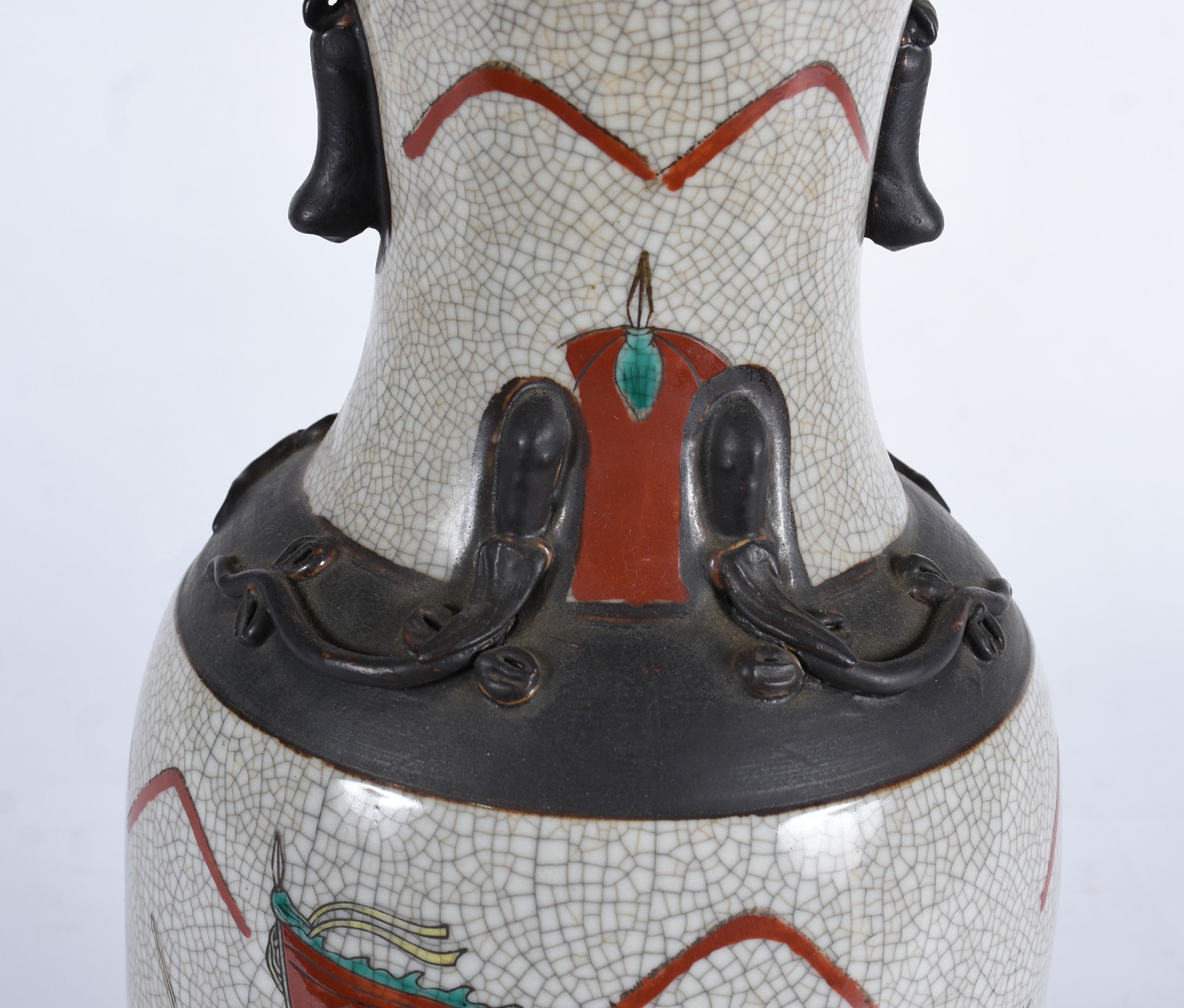 Vaso de porcelana oriental craquelê com figuras de guerreiros em... - foto 8 de 9