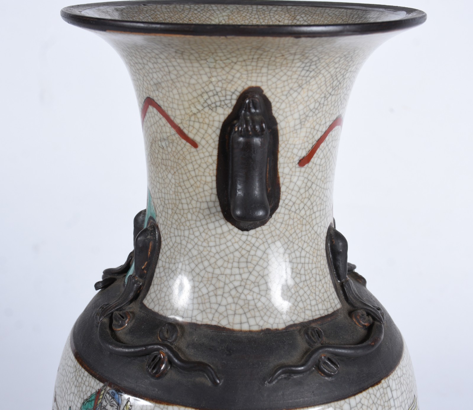 Vaso de porcelana oriental craquelê com figuras de guerreiros em... - foto 9 de 9