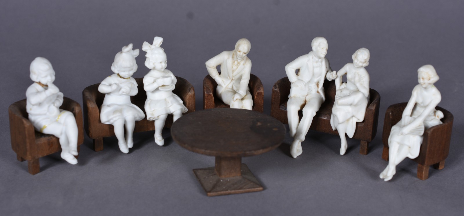Conjunto com 4 figuras de porcelana branca e 3 meninos. Com colados e... - foto 1 de 8