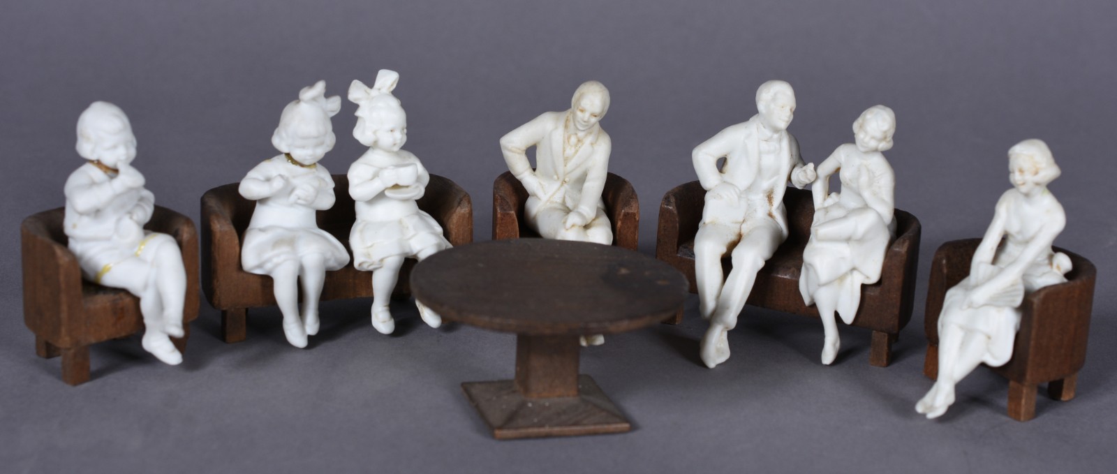 Conjunto com 4 figuras de porcelana branca e 3 meninos. Com colados e... - foto 2 de 8