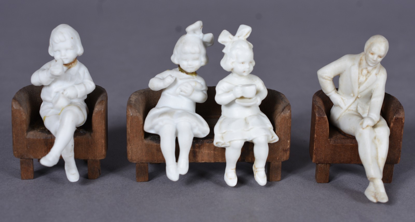 Conjunto com 4 figuras de porcelana branca e 3 meninos. Com colados e... - foto 3 de 8