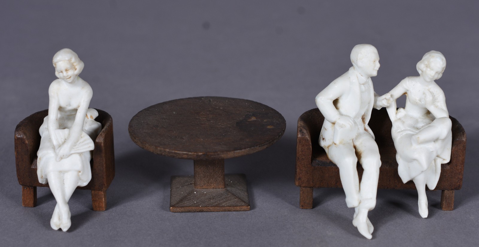 Conjunto com 4 figuras de porcelana branca e 3 meninos. Com colados e... - foto 4 de 8