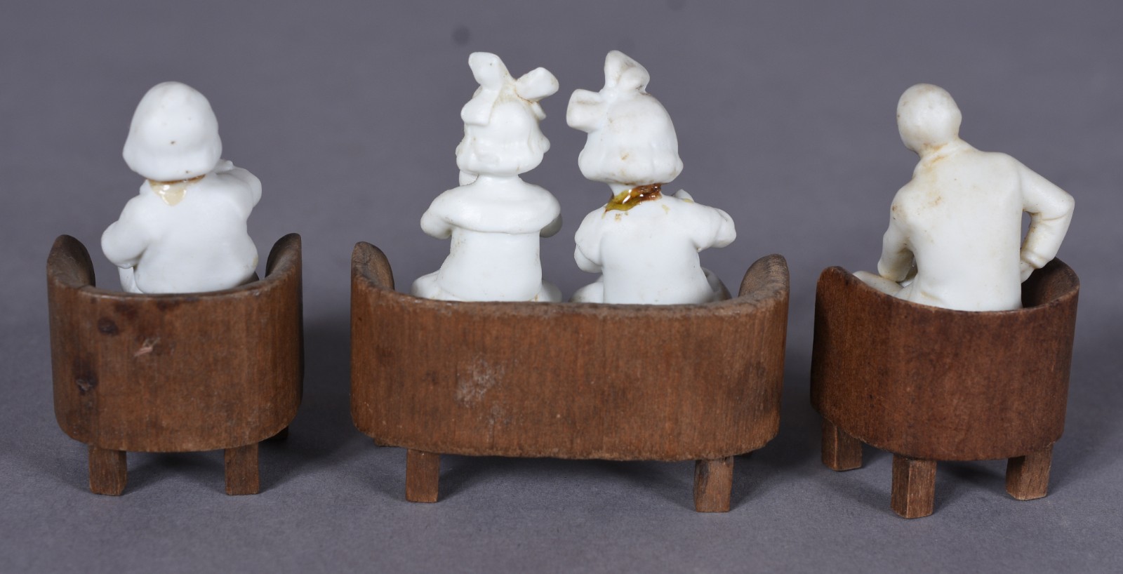 Conjunto com 4 figuras de porcelana branca e 3 meninos. Com colados e... - foto 5 de 8