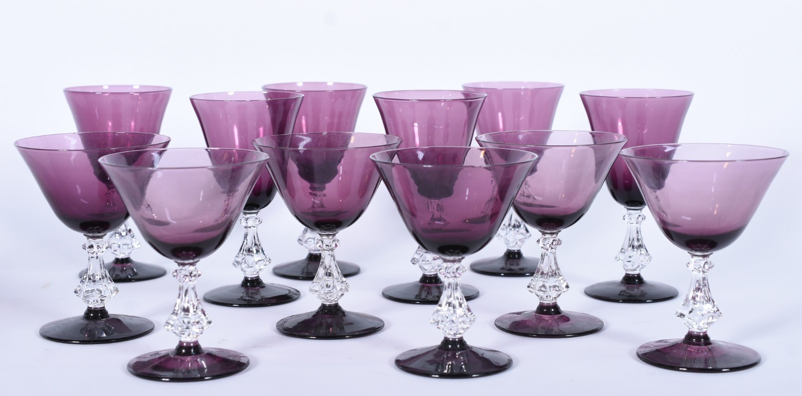 Serviço de taças de vidro na cor uva, composto de: 6 para vinho (1... - foto 1 de 5