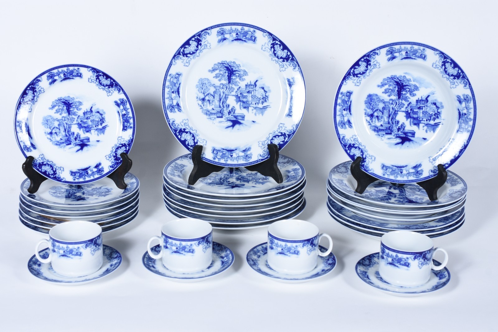 Aparelho de chá e jantar de porcelana Germer, azul e branca, composto... - foto 1 de 7