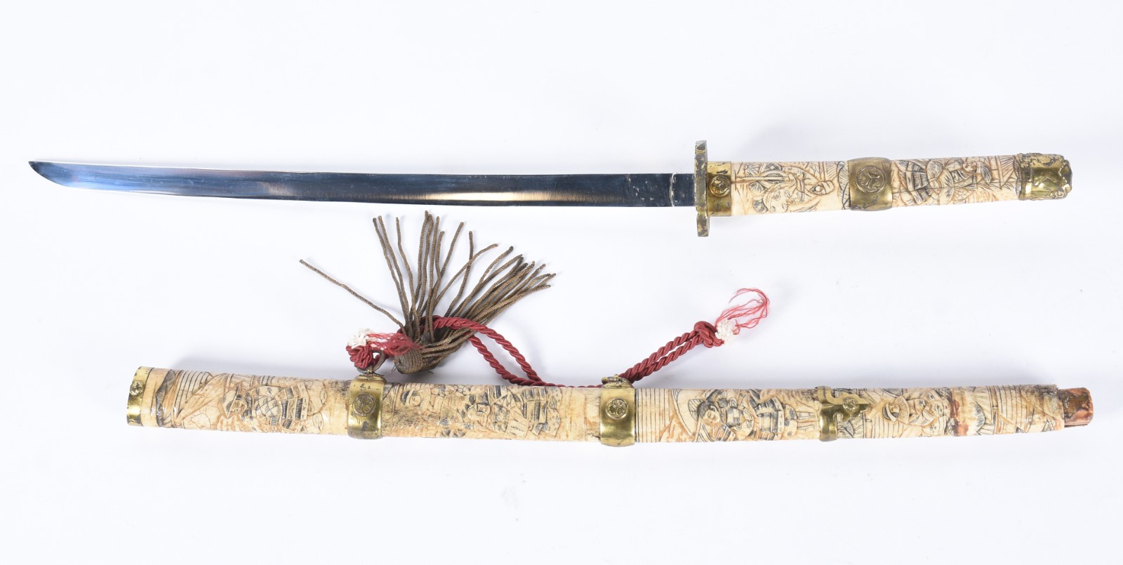Espada japonesa com bainha e cabo de marfim entalhado, século XIX. - foto 1 de 8