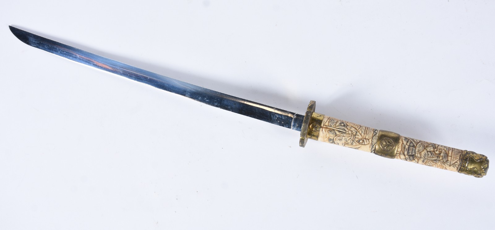 Espada japonesa com bainha e cabo de marfim entalhado, século XIX. - foto 4 de 8