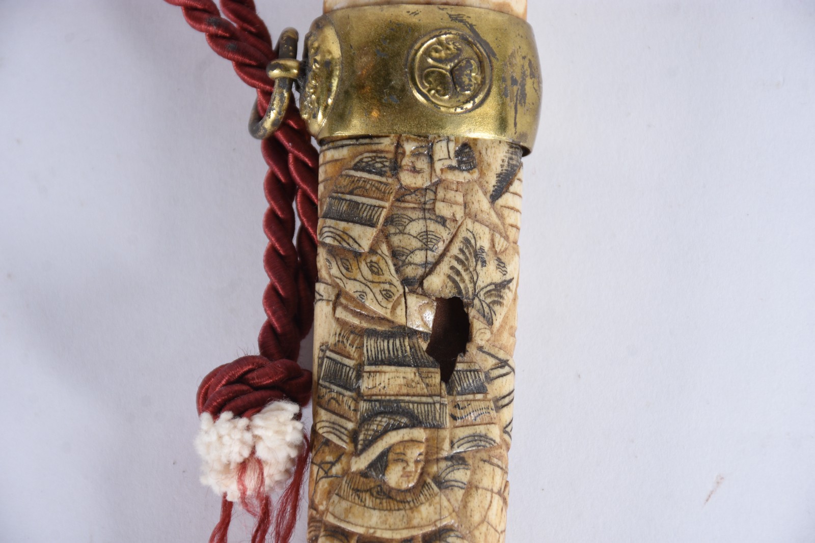 Espada japonesa com bainha e cabo de marfim entalhado, século XIX. - foto 6 de 8