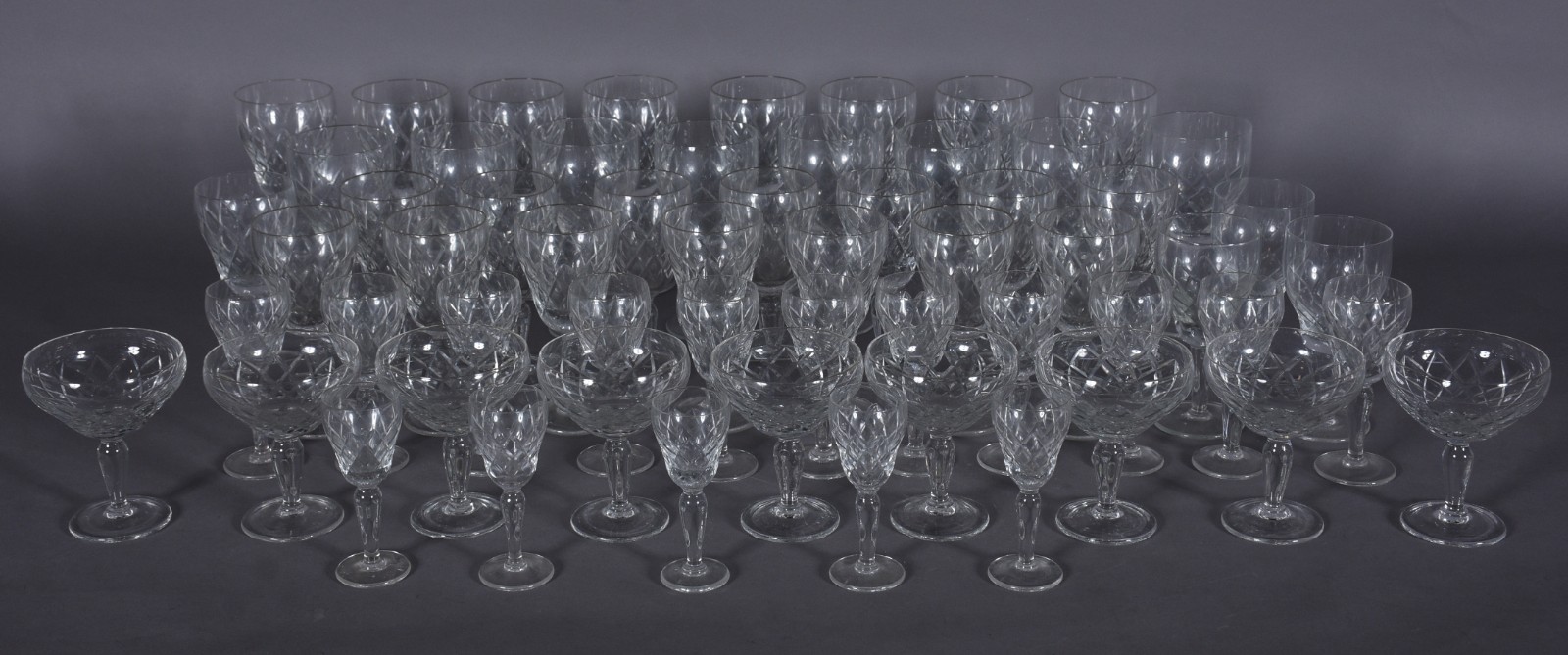 Serviço de copos lapidados composto de: 9 taças para champagne, 8... - foto 1 de 4