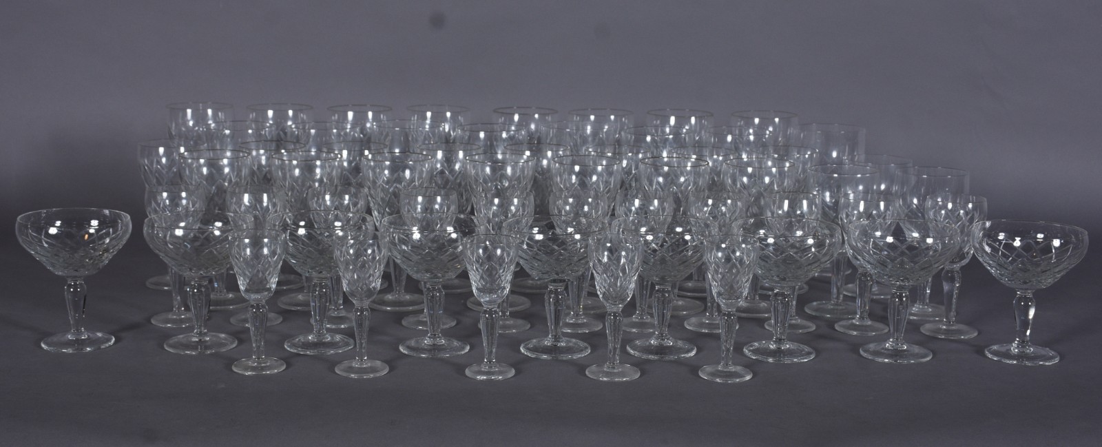 Serviço de copos lapidados composto de: 9 taças para champagne, 8... - foto 2 de 4