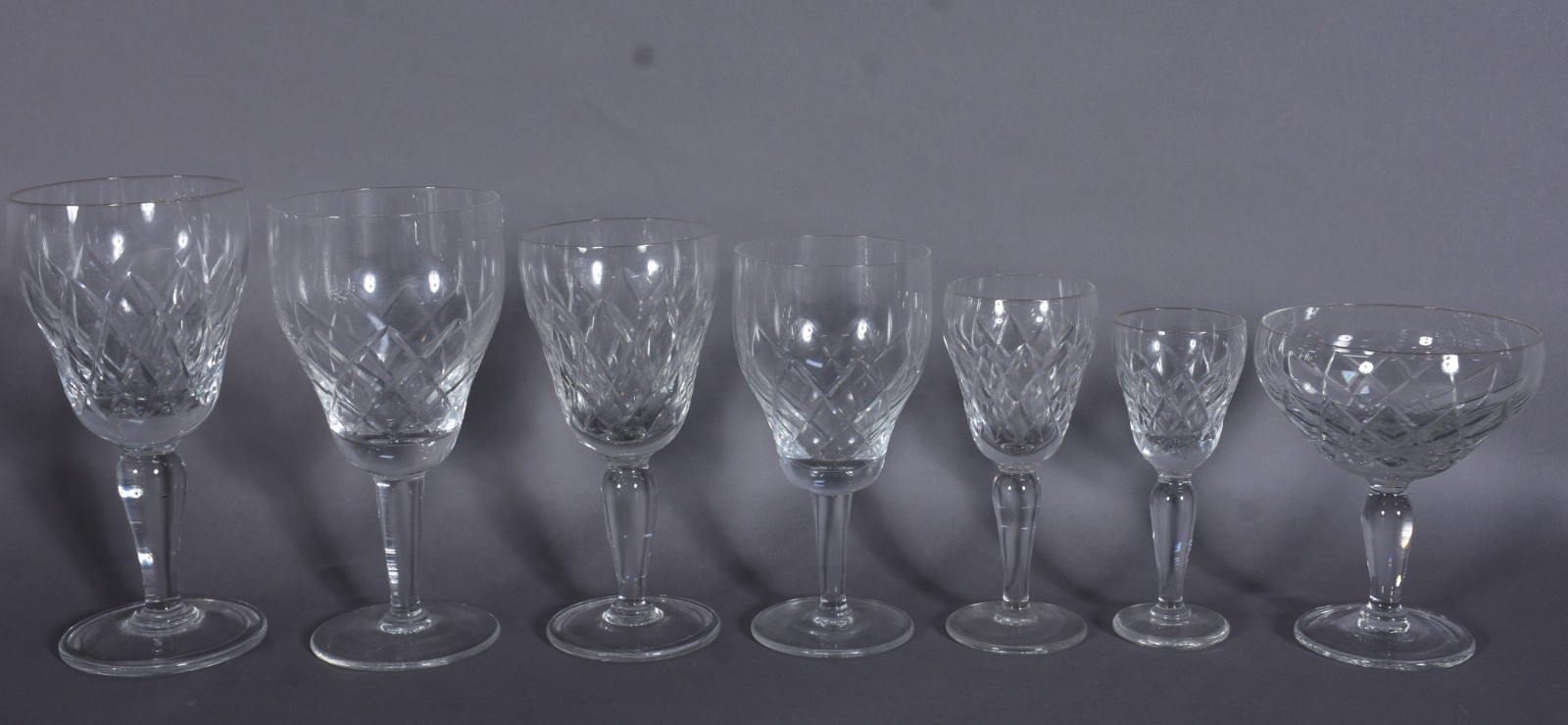 Serviço de copos lapidados composto de: 9 taças para champagne, 8... - foto 3 de 4