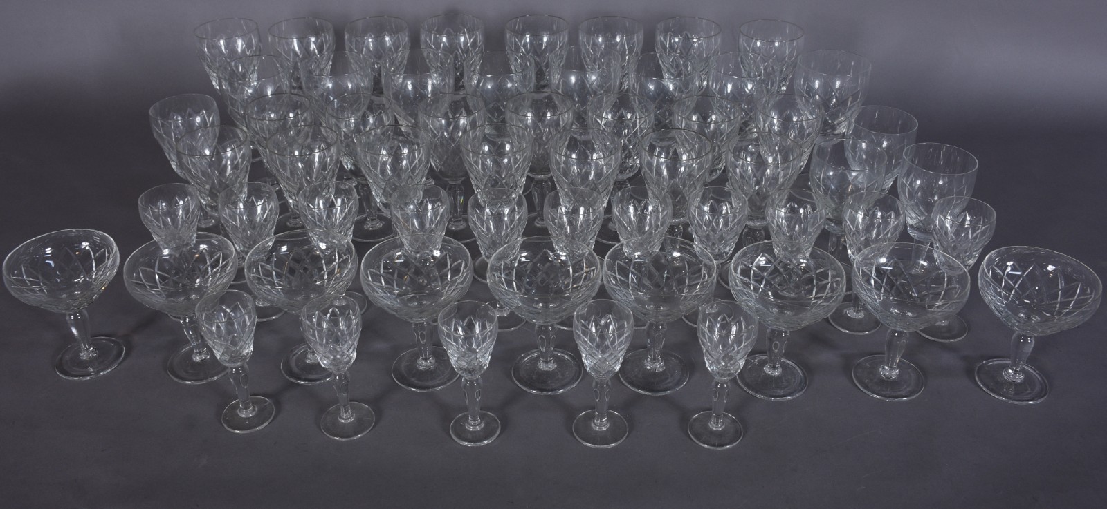 Serviço de copos lapidados composto de: 9 taças para champagne, 8... - foto 4 de 4